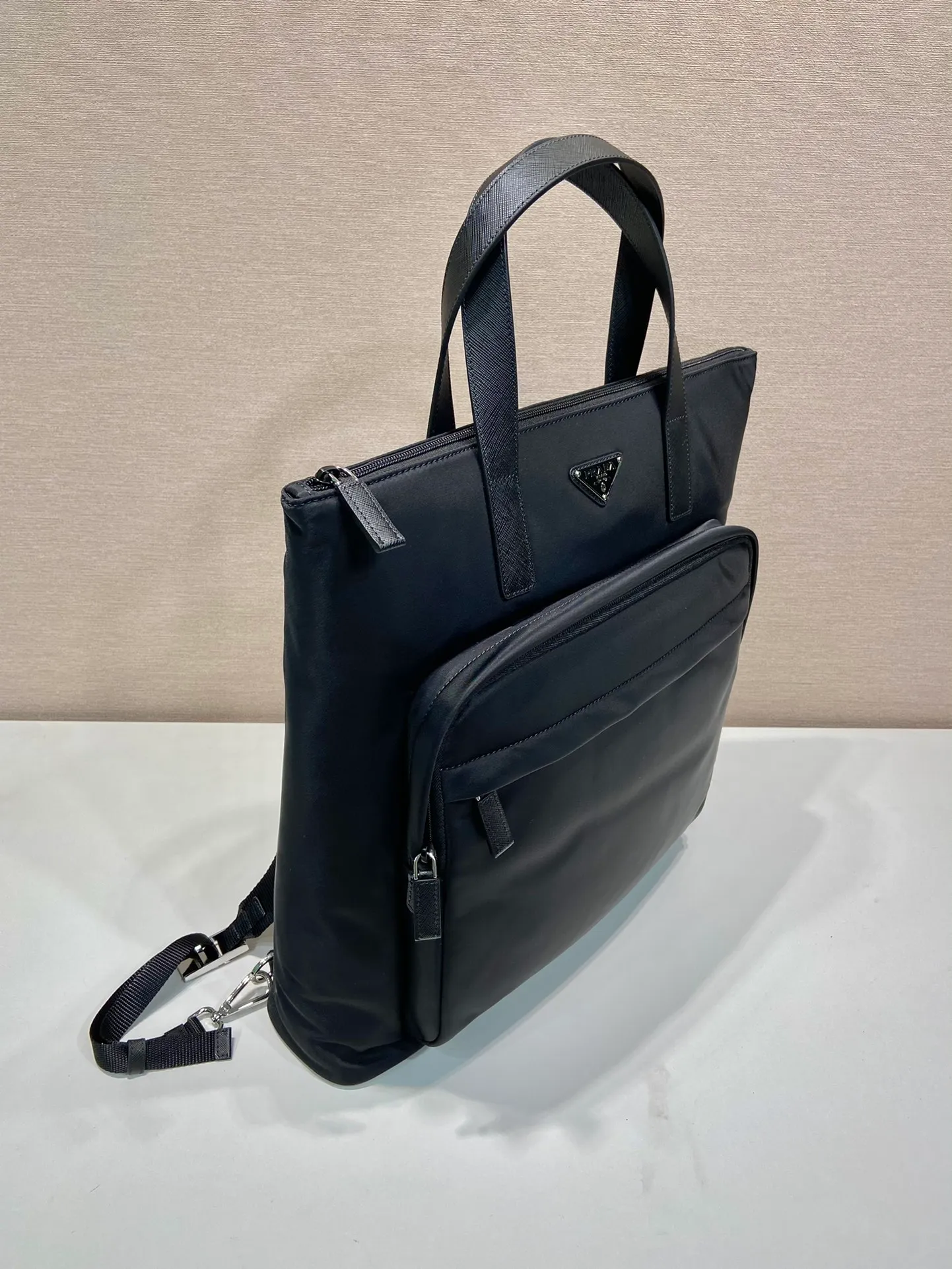 💰1320🎉New Tote Bag🎉2VG098 Backpack🎉🎉 This tote bag is made of imported nylon fabric and the handles are cross-grain cowhide. The front zipper pocket design can be carried on the shoulder or as a backpack. One bag can be used for three purposes. It can be used on short trips or for daily use. It is very functional and a popular style that will never go out of style🎉🎉Hurry up and get it🎉 Length 38x Height 42x Bottom 10cm🎉🎉🎉👏👏👏