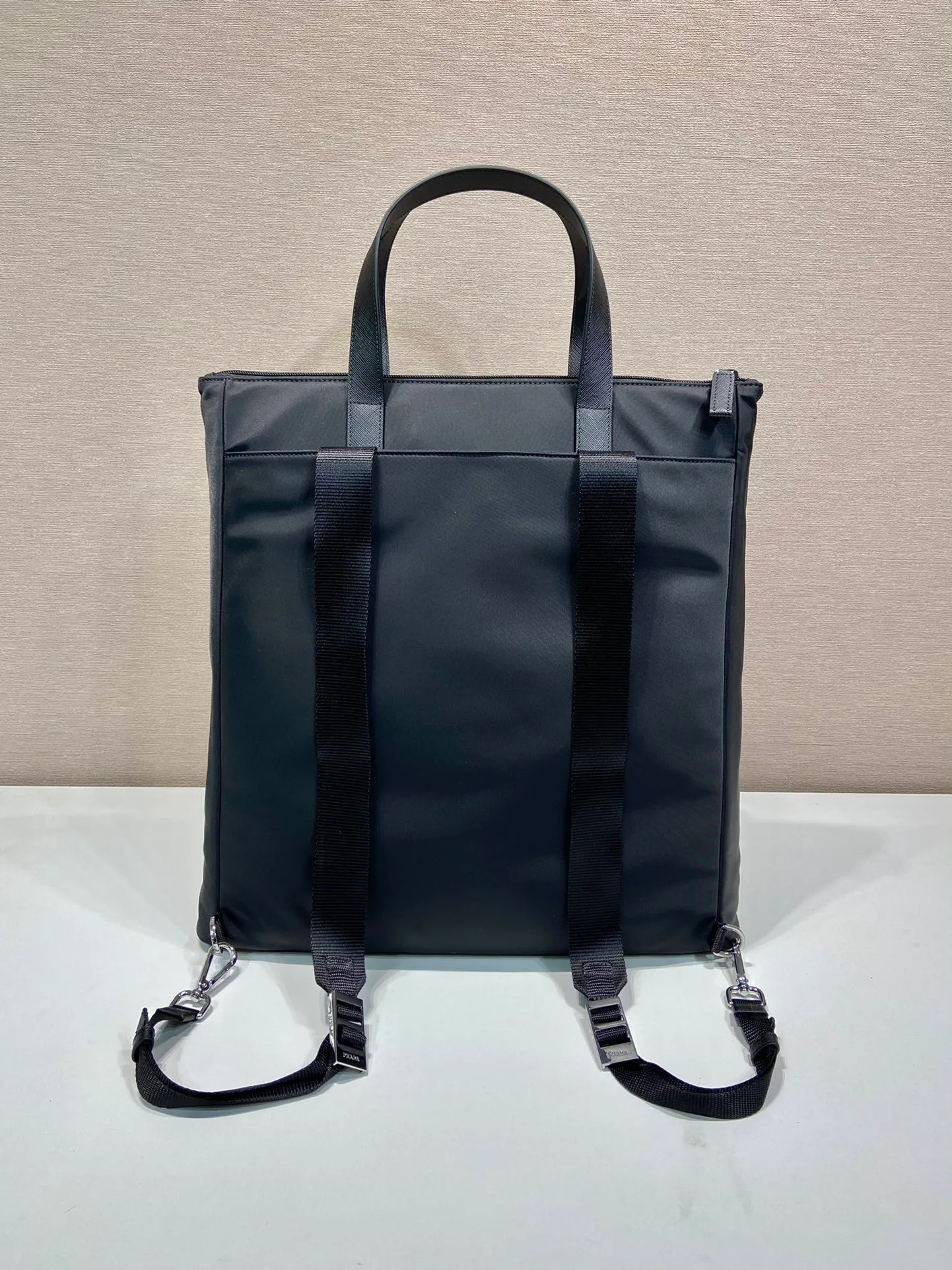 💰1320🎉New Tote Bag🎉2VG098 Backpack🎉🎉 This tote bag is made of imported nylon fabric and the handles are cross-grain cowhide. The front zipper pocket design can be carried on the shoulder or as a backpack. One bag can be used for three purposes. It can be used on short trips or for daily use. It is very functional and a popular style that will never go out of style🎉🎉Hurry up and get it🎉 Length 38x Height 42x Bottom 10cm🎉🎉🎉👏👏👏