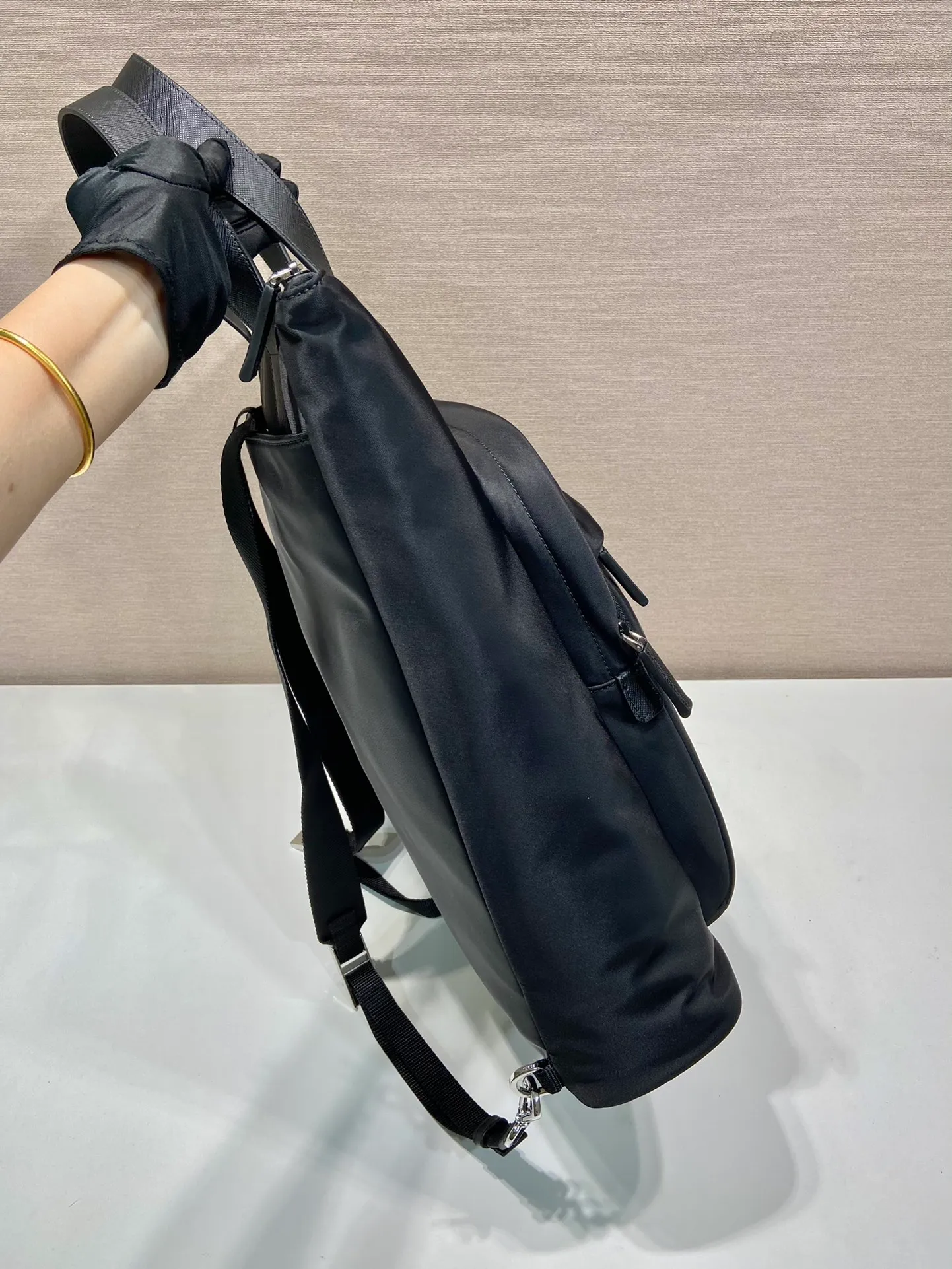 💰1320🎉New Tote Bag🎉2VG098 Backpack🎉🎉 This tote bag is made of imported nylon fabric and the handles are cross-grain cowhide. The front zipper pocket design can be carried on the shoulder or as a backpack. One bag can be used for three purposes. It can be used on short trips or for daily use. It is very functional and a popular style that will never go out of style🎉🎉Hurry up and get it🎉 Length 38x Height 42x Bottom 10cm🎉🎉🎉👏👏👏