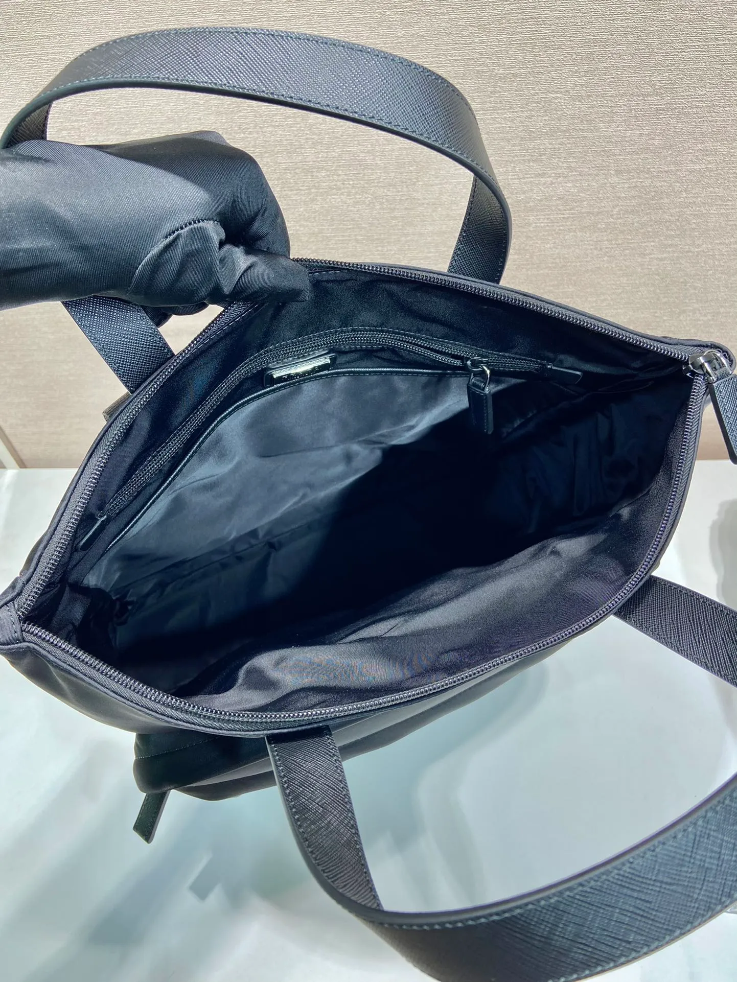 💰1320🎉New Tote Bag🎉2VG098 Backpack🎉🎉 This tote bag is made of imported nylon fabric and the handles are cross-grain cowhide. The front zipper pocket design can be carried on the shoulder or as a backpack. One bag can be used for three purposes. It can be used on short trips or for daily use. It is very functional and a popular style that will never go out of style🎉🎉Hurry up and get it🎉 Length 38x Height 42x Bottom 10cm🎉🎉🎉👏👏👏