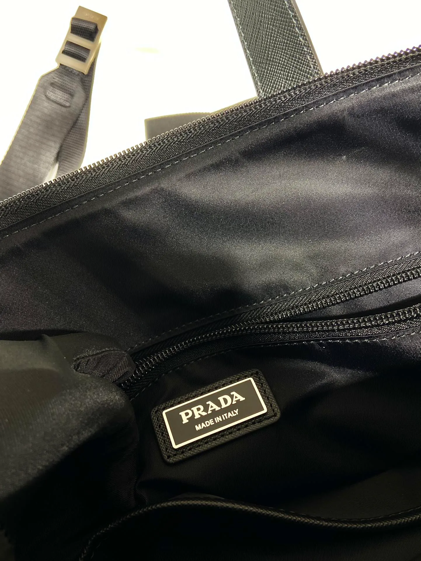 💰1320🎉New Tote Bag🎉2VG098 Backpack🎉🎉 This tote bag is made of imported nylon fabric and the handles are cross-grain cowhide. The front zipper pocket design can be carried on the shoulder or as a backpack. One bag can be used for three purposes. It can be used on short trips or for daily use. It is very functional and a popular style that will never go out of style🎉🎉Hurry up and get it🎉 Length 38x Height 42x Bottom 10cm🎉🎉🎉👏👏👏
