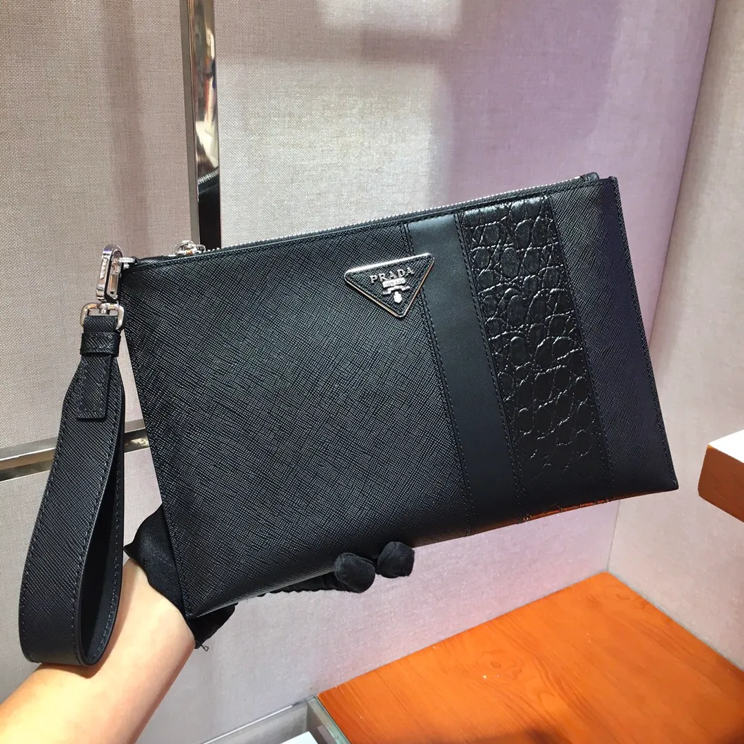 💰920🎉New handbag🎉2NG005G men's handbag, made of Saffiano leather material, one zippered compartment, internal pocket, six card slots, sheepskin lining, polished stainless steel metal hardware, internal logo, external triangle logo, both practical and chic design style, looks extremely fashionable and elegant👏👏 Length 28x Height 18cm👏👏