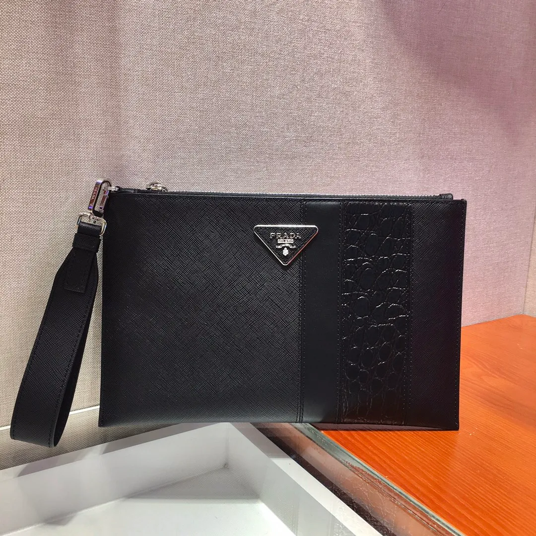 💰920🎉New handbag🎉2NG005G men's handbag, made of Saffiano leather material, one zippered compartment, internal pocket, six card slots, sheepskin lining, polished stainless steel metal hardware, internal logo, external triangle logo, both practical and chic design style, looks extremely fashionable and elegant👏👏 Length 28x Height 18cm👏👏