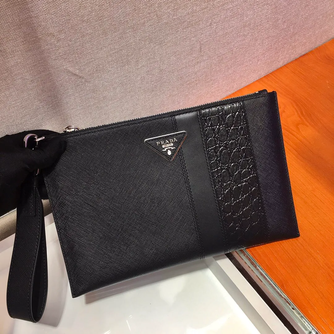 💰920🎉New handbag🎉2NG005G men's handbag, made of Saffiano leather material, one zippered compartment, internal pocket, six card slots, sheepskin lining, polished stainless steel metal hardware, internal logo, external triangle logo, both practical and chic design style, looks extremely fashionable and elegant👏👏 Length 28x Height 18cm👏👏