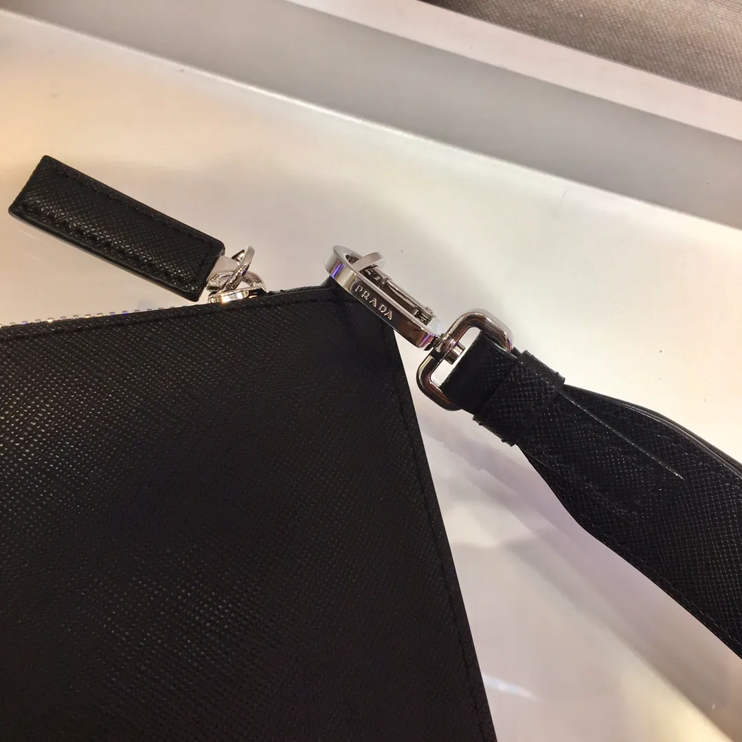 💰920🎉New handbag🎉2NG005G men's handbag, made of Saffiano leather material, one zippered compartment, internal pocket, six card slots, sheepskin lining, polished stainless steel metal hardware, internal logo, external triangle logo, both practical and chic design style, looks extremely fashionable and elegant👏👏 Length 28x Height 18cm👏👏