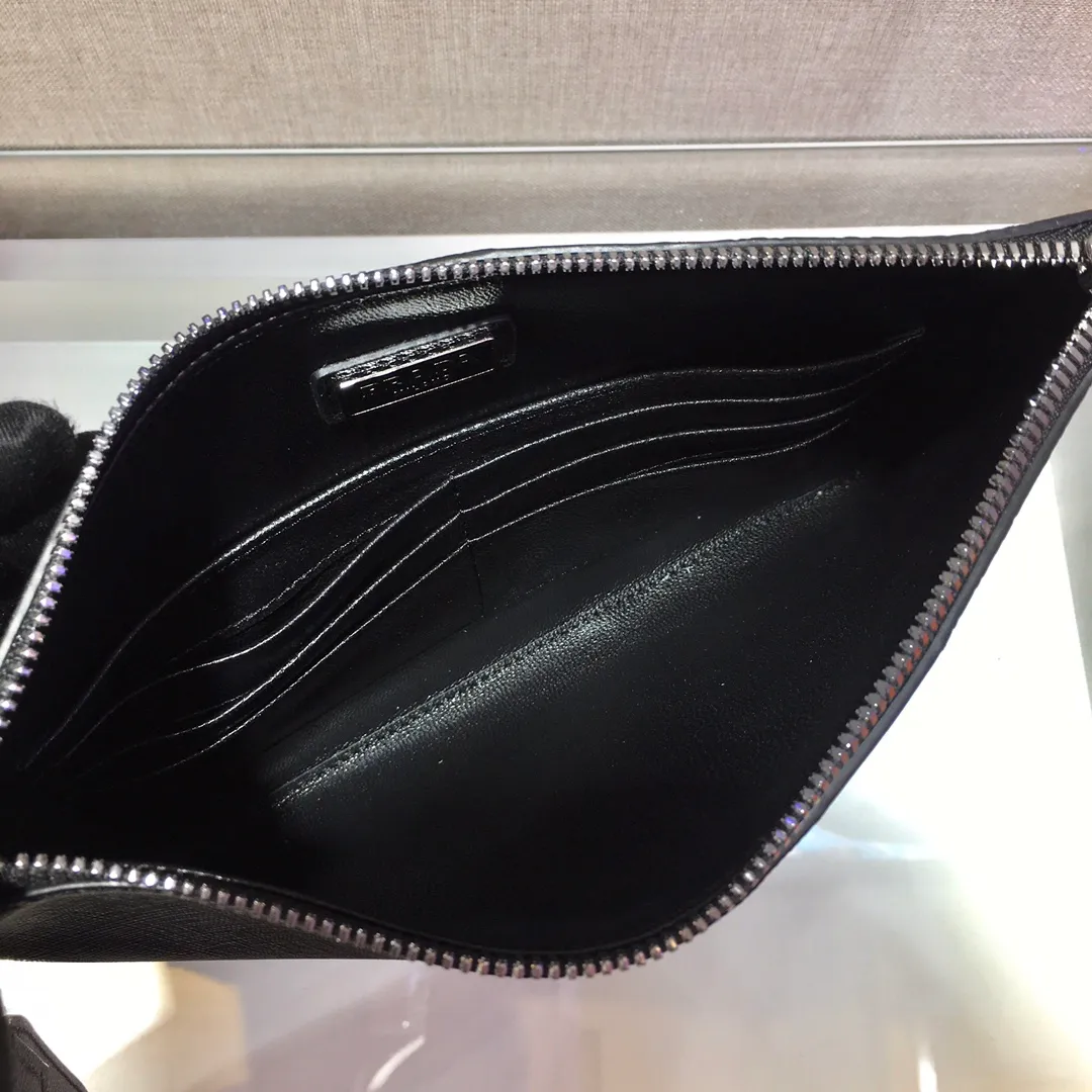 💰920🎉New handbag🎉2NG005G men's handbag, made of Saffiano leather material, one zippered compartment, internal pocket, six card slots, sheepskin lining, polished stainless steel metal hardware, internal logo, external triangle logo, both practical and chic design style, looks extremely fashionable and elegant👏👏 Length 28x Height 18cm👏👏