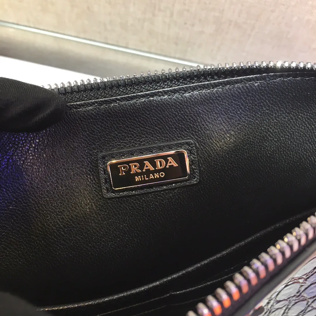 💰920🎉New handbag🎉2NG005G men's handbag, made of Saffiano leather material, one zippered compartment, internal pocket, six card slots, sheepskin lining, polished stainless steel metal hardware, internal logo, external triangle logo, both practical and chic design style, looks extremely fashionable and elegant👏👏 Length 28x Height 18cm👏👏