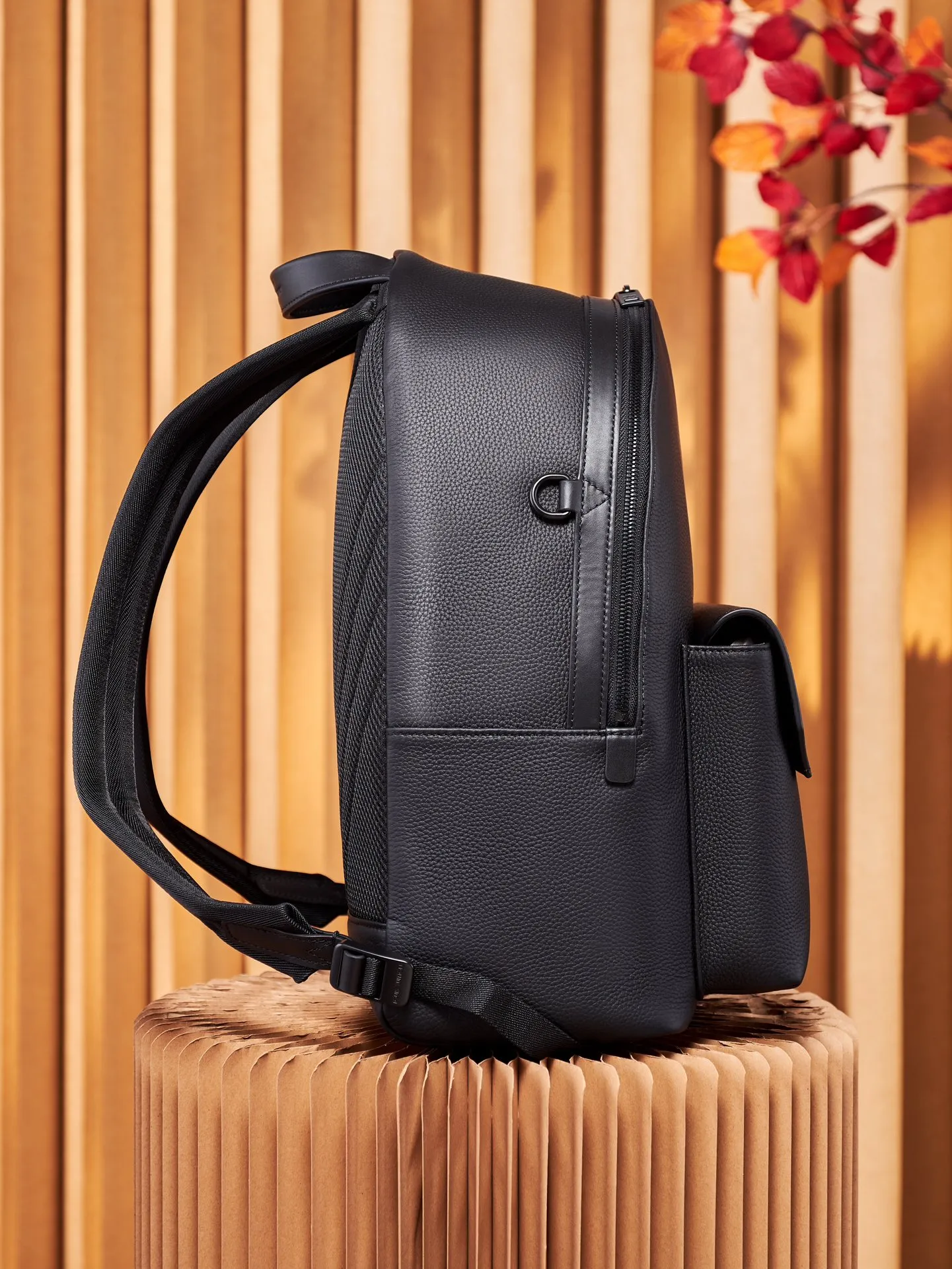 P¥1100👉nfc163C01 dynamic chip version👈[Top-level inspection-free, all-steel hardware] Aerogram backpack revolutionizes the trend with its elegant temperament. Fine calfskin, as soft as old aviation letterhead, is embellished with a matte metal LV logo. The main compartment and flap front pocket provide plenty of space for weekend trips or wandering around the city. Grained calfskin - Calfskin trim - Textile lining - Metal hardware - Metal letter logo - Customizable label - Fabric shoulder strap - Zipper closure - Flap front pocket with magnetic closure! ! Model: M57079; Size: 43x30x14CM