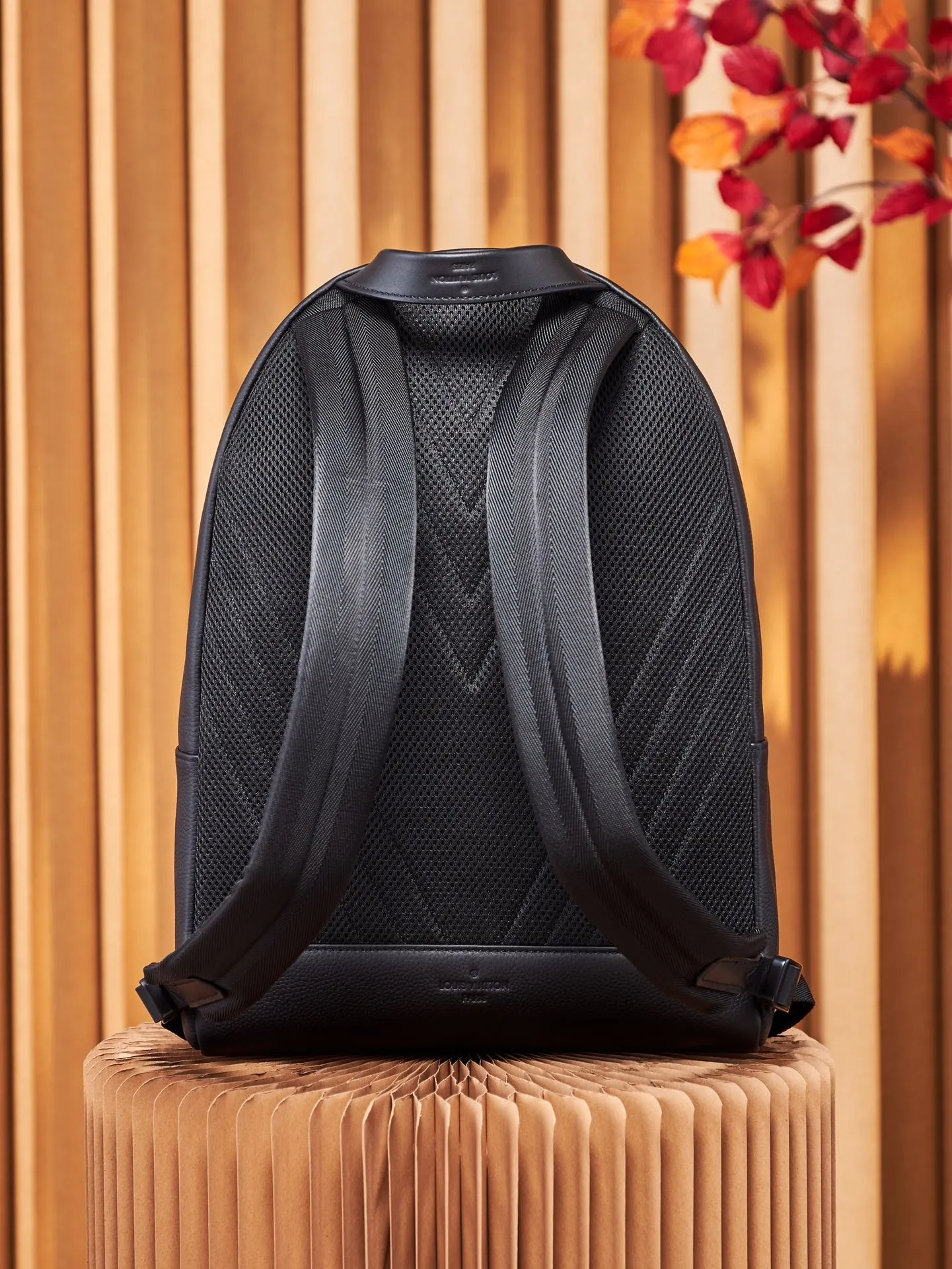 P¥1100👉nfc163C01 dynamic chip version👈[Top-level inspection-free, all-steel hardware] Aerogram backpack revolutionizes the trend with its elegant temperament. Fine calfskin, as soft as old aviation letterhead, is embellished with a matte metal LV logo. The main compartment and flap front pocket provide plenty of space for weekend trips or wandering around the city. Grained calfskin - Calfskin trim - Textile lining - Metal hardware - Metal letter logo - Customizable label - Fabric shoulder strap - Zipper closure - Flap front pocket with magnetic closure! ! Model: M57079; Size: 43x30x14CM