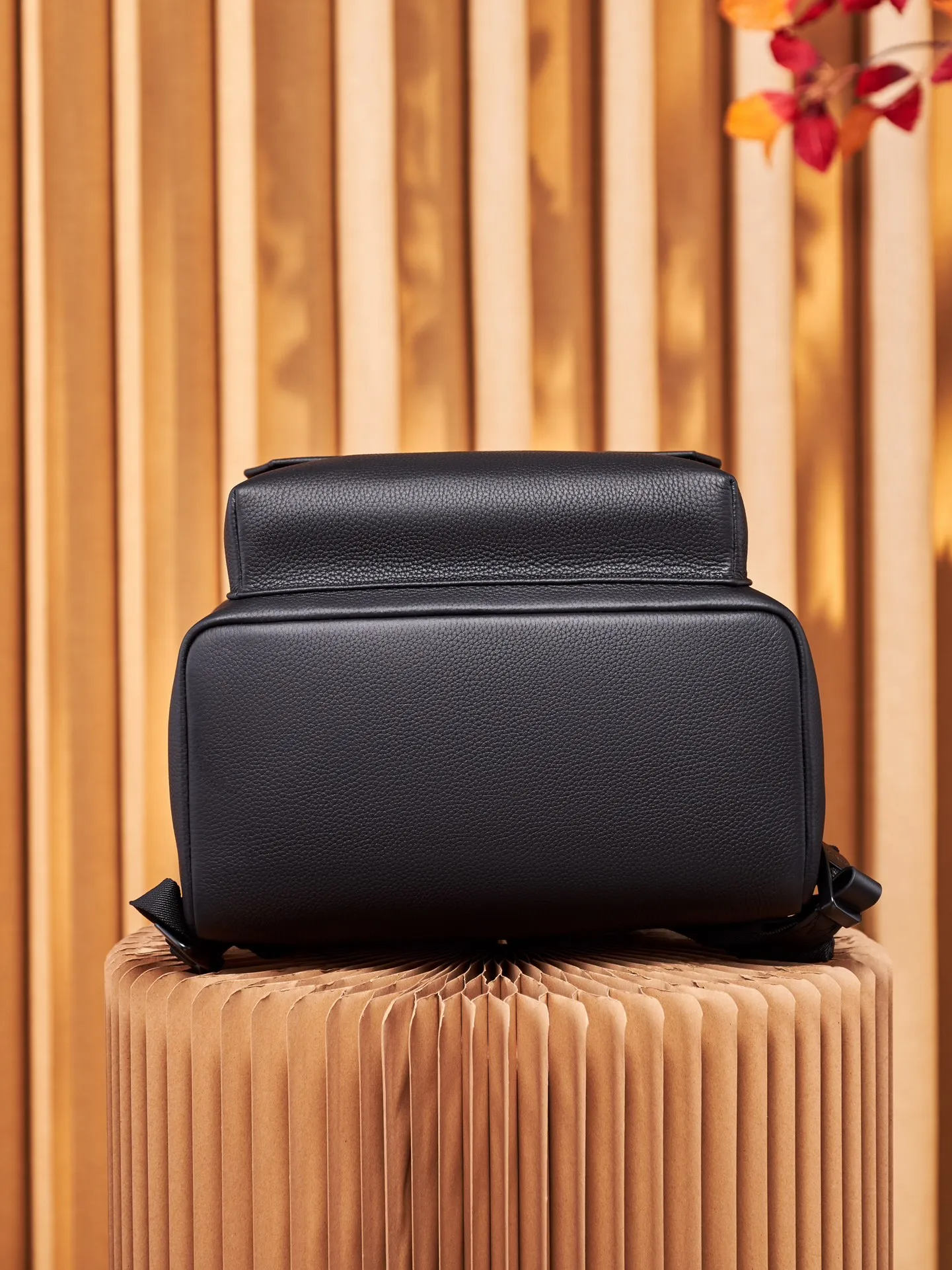 P¥1100👉nfc163C01 dynamic chip version👈[Top-level inspection-free, all-steel hardware] Aerogram backpack revolutionizes the trend with its elegant temperament. Fine calfskin, as soft as old aviation letterhead, is embellished with a matte metal LV logo. The main compartment and flap front pocket provide plenty of space for weekend trips or wandering around the city. Grained calfskin - Calfskin trim - Textile lining - Metal hardware - Metal letter logo - Customizable label - Fabric shoulder strap - Zipper closure - Flap front pocket with magnetic closure! ! Model: M57079; Size: 43x30x14CM