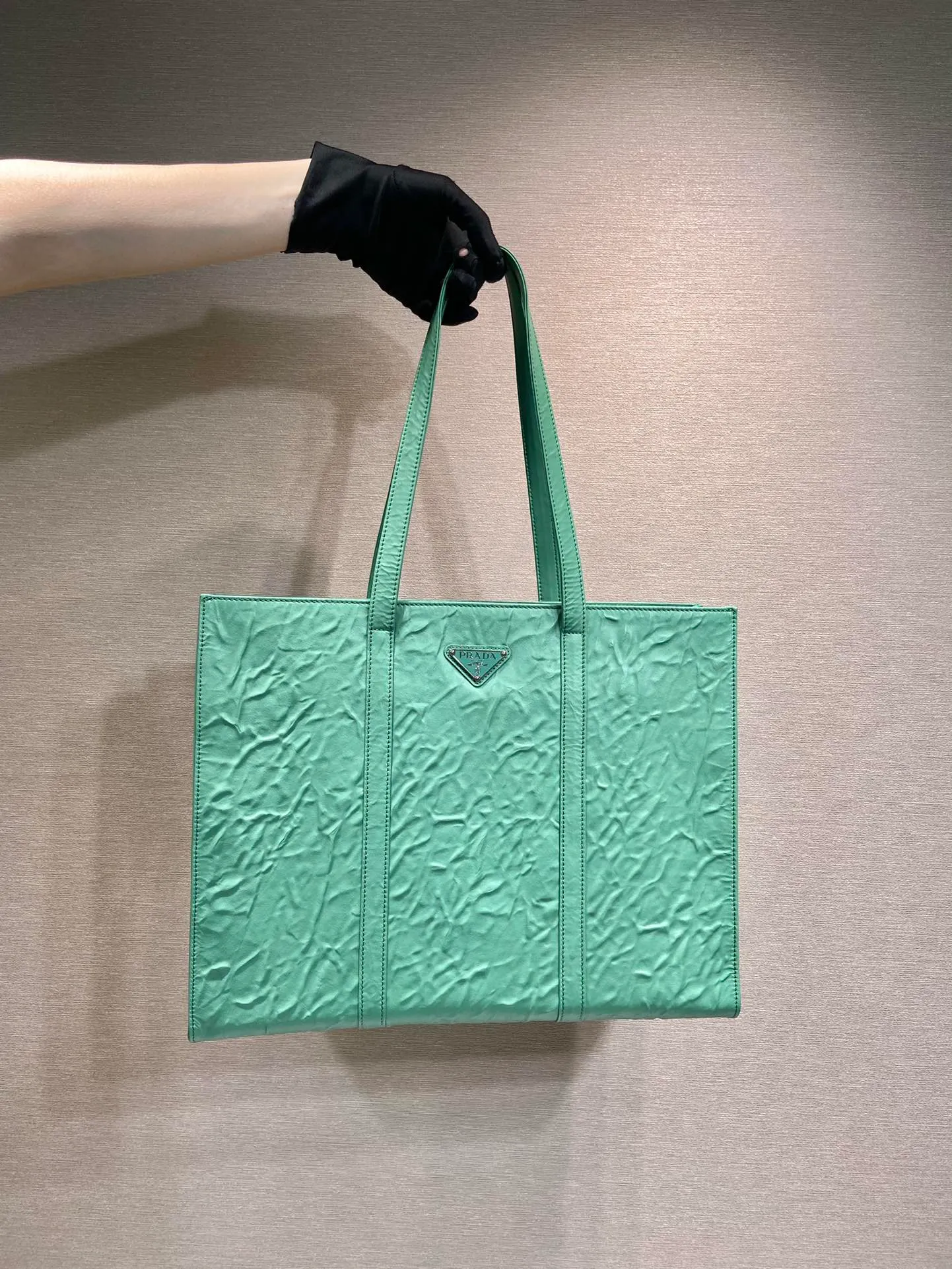 💰2000🎉New Tote Bag🎉1BG460🎉🎉 This casual style tote bag is made of natural textured glossy soft sheepskin. The hand-draped effect contrasts sharply with the concept of precise construction, reinterpreting unrestrained everyday objects. It has a very large capacity, is lightweight and practical, has a cool and handsome upper body effect, and is suitable for both men and women. If you like babies, hurry up and get it🎉🎉 Length 39x Height 31x Bottom 10cm