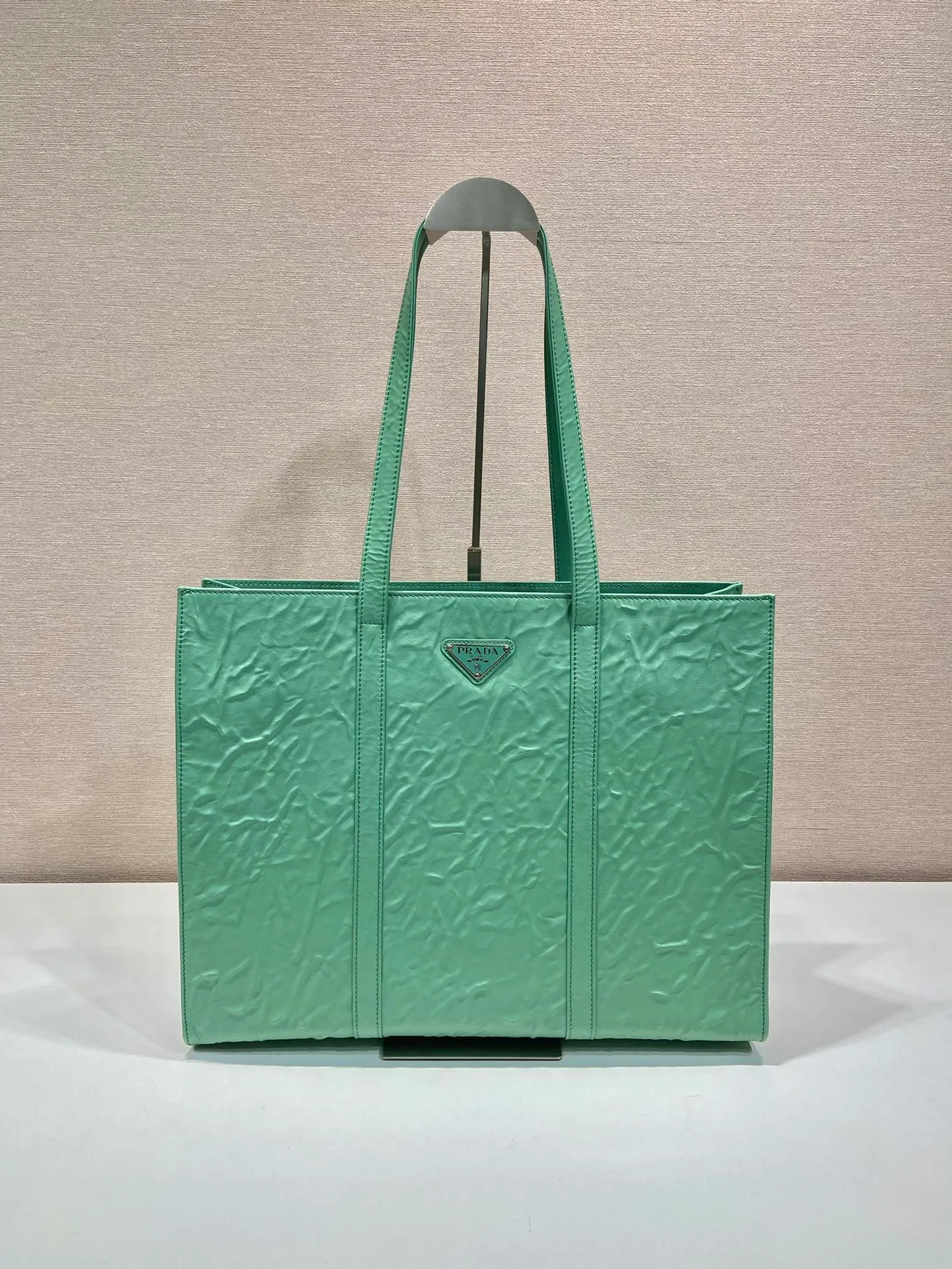 💰2000🎉New Tote Bag🎉1BG460🎉🎉 This casual style tote bag is made of natural textured glossy soft sheepskin. The hand-draped effect contrasts sharply with the concept of precise construction, reinterpreting unrestrained everyday objects. It has a very large capacity, is lightweight and practical, has a cool and handsome upper body effect, and is suitable for both men and women. If you like babies, hurry up and get it🎉🎉 Length 39x Height 31x Bottom 10cm