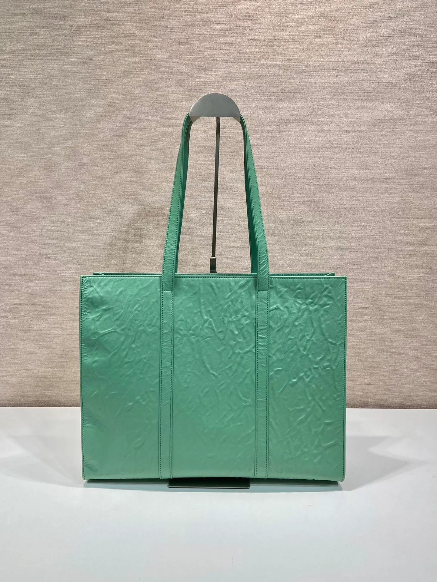 💰2000🎉New Tote Bag🎉1BG460🎉🎉 This casual style tote bag is made of natural textured glossy soft sheepskin. The hand-draped effect contrasts sharply with the concept of precise construction, reinterpreting unrestrained everyday objects. It has a very large capacity, is lightweight and practical, has a cool and handsome upper body effect, and is suitable for both men and women. If you like babies, hurry up and get it🎉🎉 Length 39x Height 31x Bottom 10cm