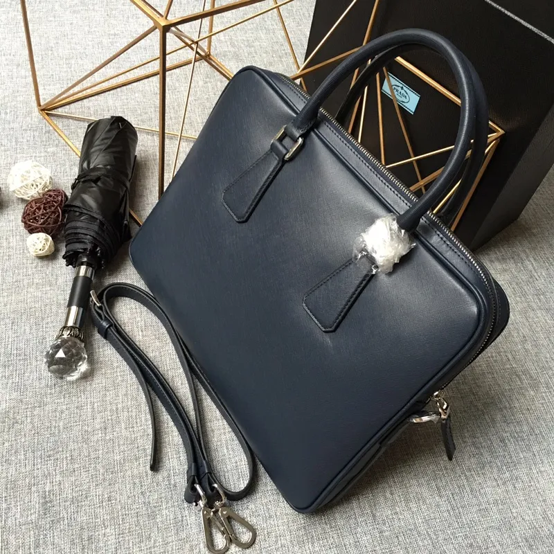💰1840, P's new model 0368 is out of stock, bottom width is 3.5cm👻👻👻, synchronized with counters, lightweight + ultra-thin + practical, the style that men have always requested, top quality, 175 OEM code, length 37x height 28x base width 3.5cm.