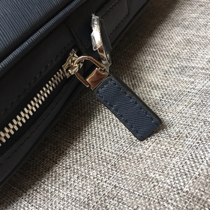💰1840, P's new model 0368 is out of stock, bottom width is 3.5cm👻👻👻, synchronized with counters, lightweight + ultra-thin + practical, the style that men have always requested, top quality, 175 OEM code, length 37x height 28x base width 3.5cm.