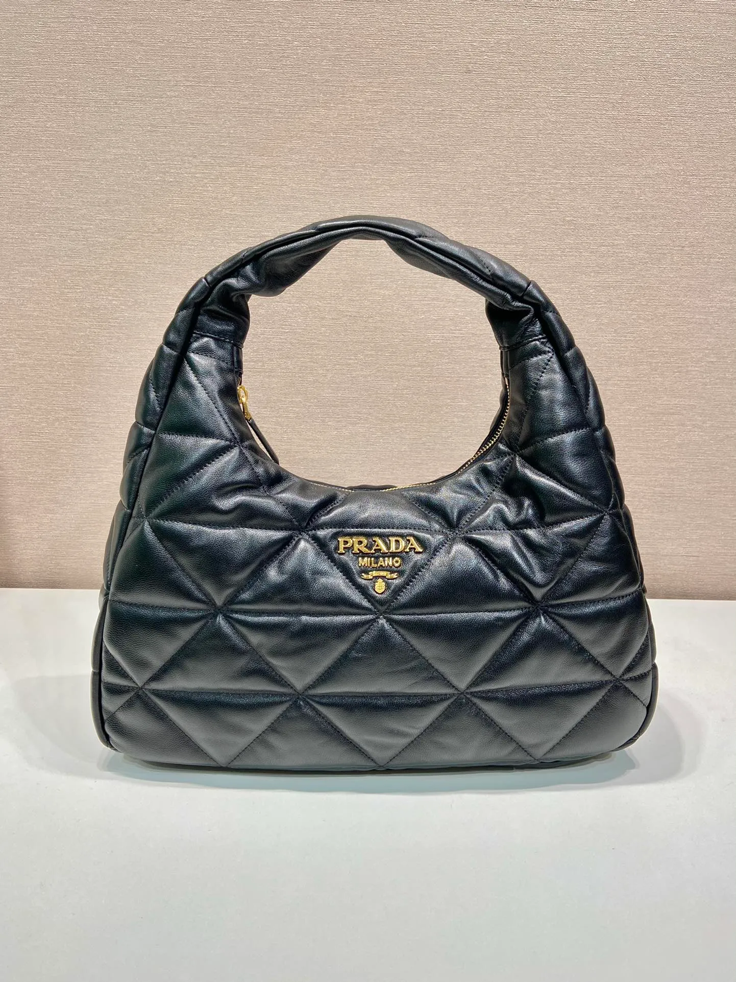 💰1900🎉Extra Large Hobo🎉1BC183🎉🎉 This oversized armpit bag is made of premium lambskin, which is super soft to the touch. It has a unique three-dimensional triangle pattern with complex hand-stitching. It has large space capacity, is lightweight and practical, and has a large and classy upper body effect. If you like babies, hurry up and get it🎉🎉 Length 40x Height 27 Base 11.5cm🎉🎉🎉💰💰💰