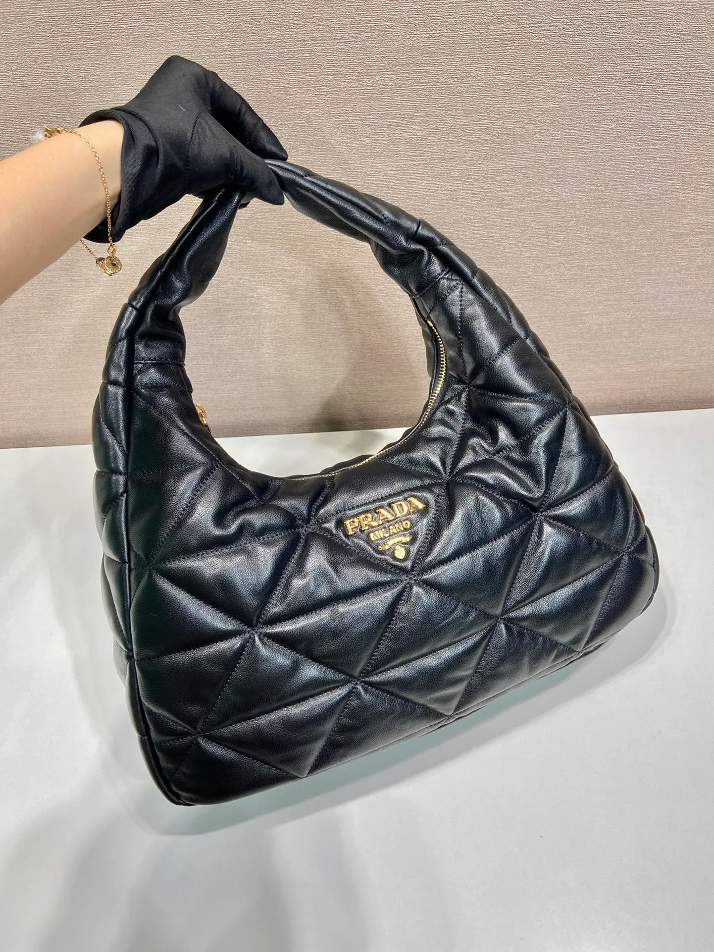 💰1900🎉Extra Large Hobo🎉1BC183🎉🎉 This oversized armpit bag is made of premium lambskin, which is super soft to the touch. It has a unique three-dimensional triangle pattern with complex hand-stitching. It has large space capacity, is lightweight and practical, and has a large and classy upper body effect. If you like babies, hurry up and get it🎉🎉 Length 40x Height 27 Base 11.5cm🎉🎉🎉💰💰💰