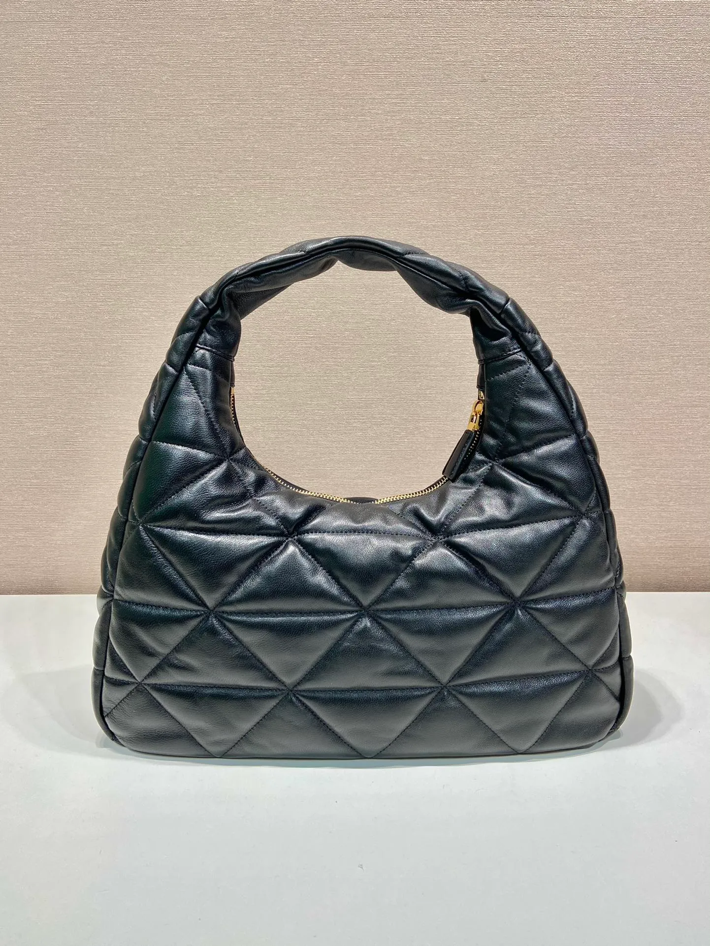 💰1900🎉Extra Large Hobo🎉1BC183🎉🎉 This oversized armpit bag is made of premium lambskin, which is super soft to the touch. It has a unique three-dimensional triangle pattern with complex hand-stitching. It has large space capacity, is lightweight and practical, and has a large and classy upper body effect. If you like babies, hurry up and get it🎉🎉 Length 40x Height 27 Base 11.5cm🎉🎉🎉💰💰💰