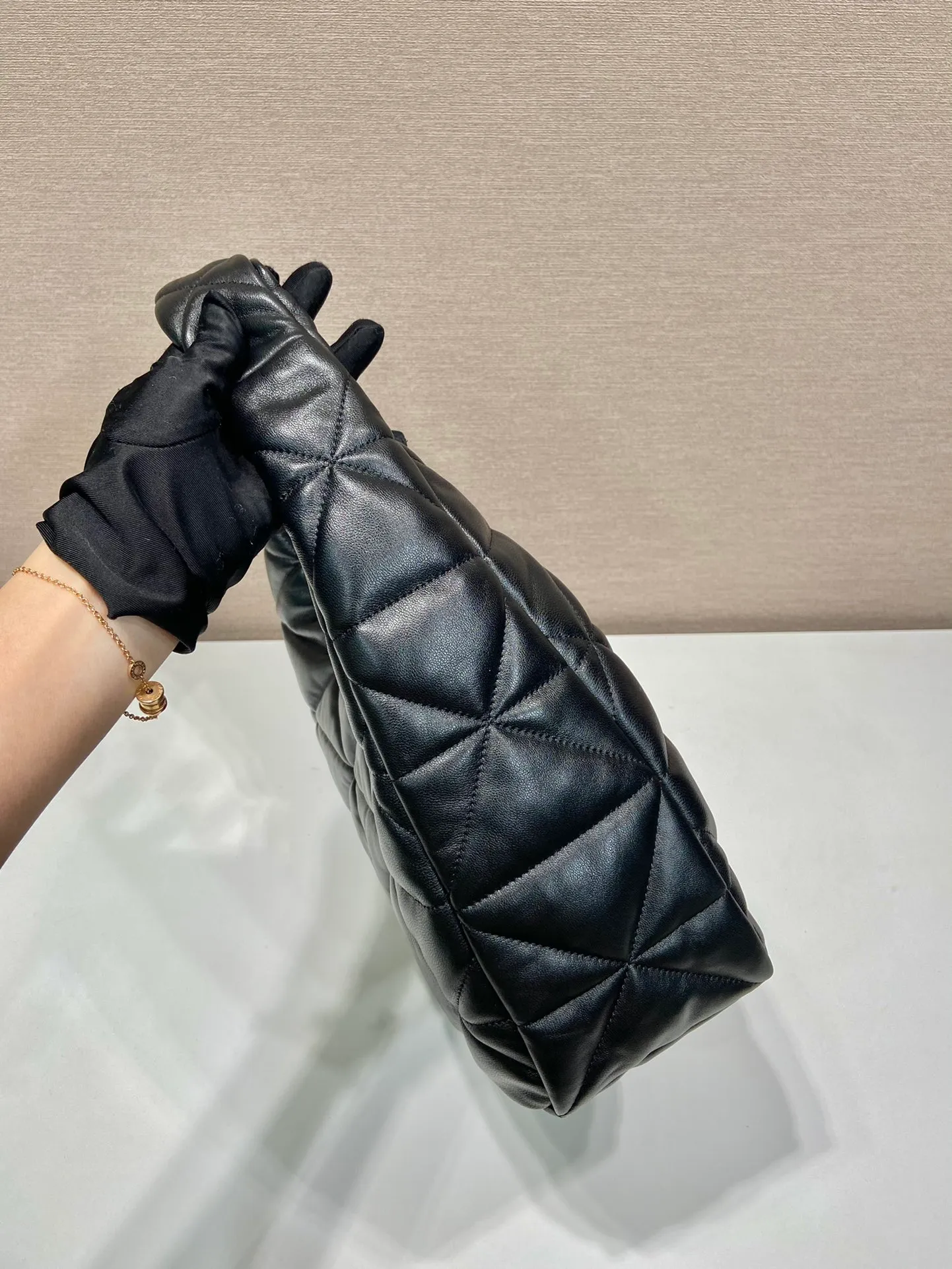💰1900🎉Extra Large Hobo🎉1BC183🎉🎉 This oversized armpit bag is made of premium lambskin, which is super soft to the touch. It has a unique three-dimensional triangle pattern with complex hand-stitching. It has large space capacity, is lightweight and practical, and has a large and classy upper body effect. If you like babies, hurry up and get it🎉🎉 Length 40x Height 27 Base 11.5cm🎉🎉🎉💰💰💰