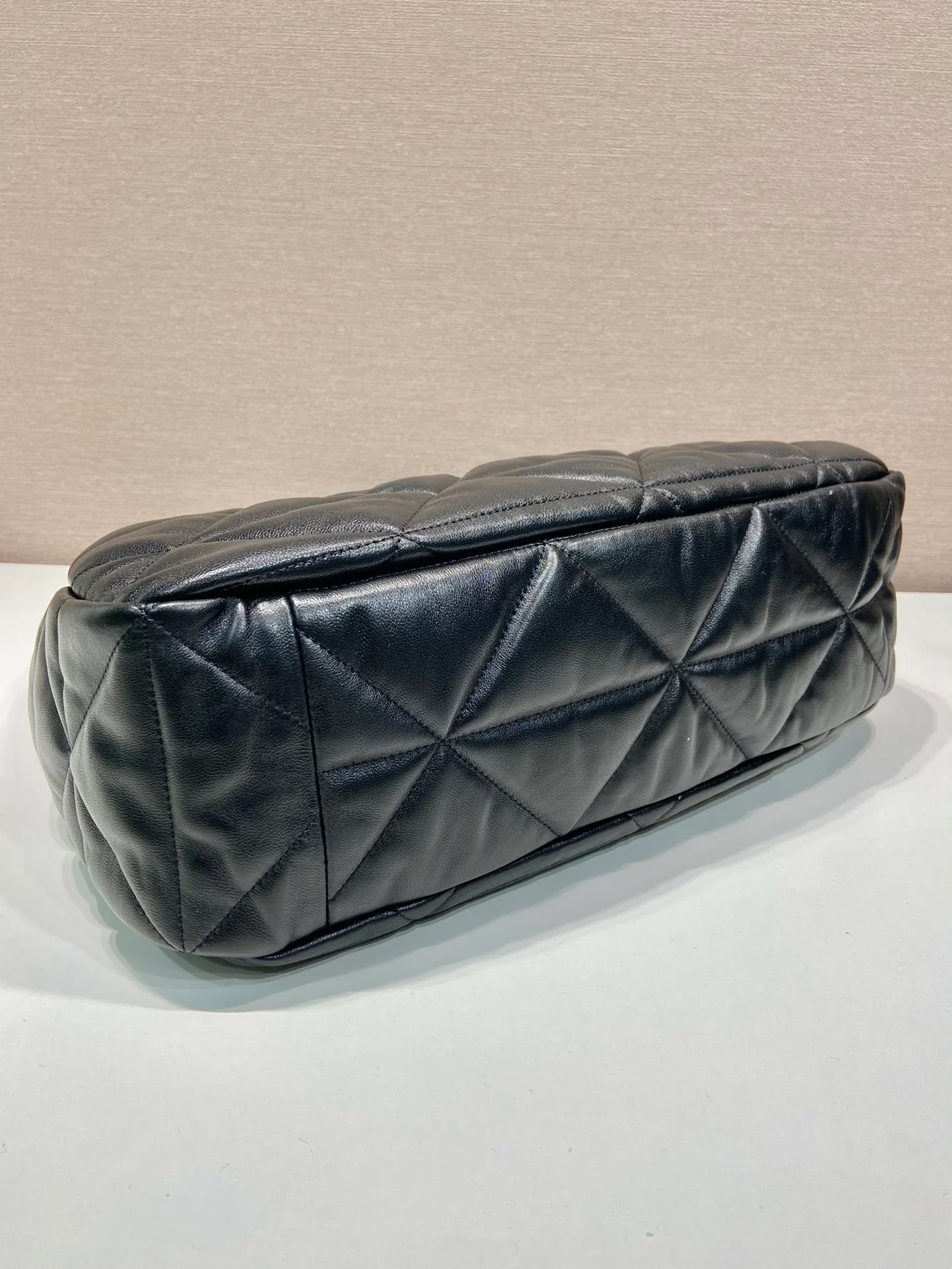 💰1900🎉Extra Large Hobo🎉1BC183🎉🎉 This oversized armpit bag is made of premium lambskin, which is super soft to the touch. It has a unique three-dimensional triangle pattern with complex hand-stitching. It has large space capacity, is lightweight and practical, and has a large and classy upper body effect. If you like babies, hurry up and get it🎉🎉 Length 40x Height 27 Base 11.5cm🎉🎉🎉💰💰💰
