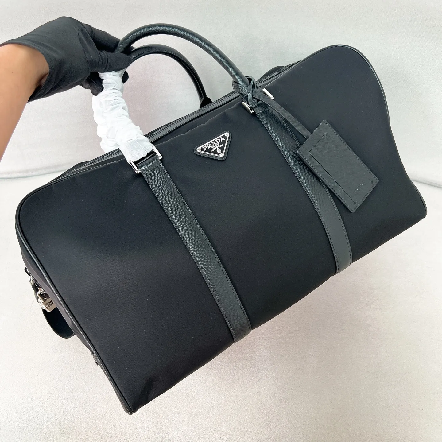 💰1520✨New product launch✨The latest nylon travel bag 2VC014 Imported parachute fabric + Saffiano cowhide Triangular enamel logo on the front Cross-grain cowhide handle Nylon is more lightweight Has a shoulder strap that can be detached at will A must-have for large-capacity travel Very convenient to carry on the plane✈ Size: 45*27*23cm Black