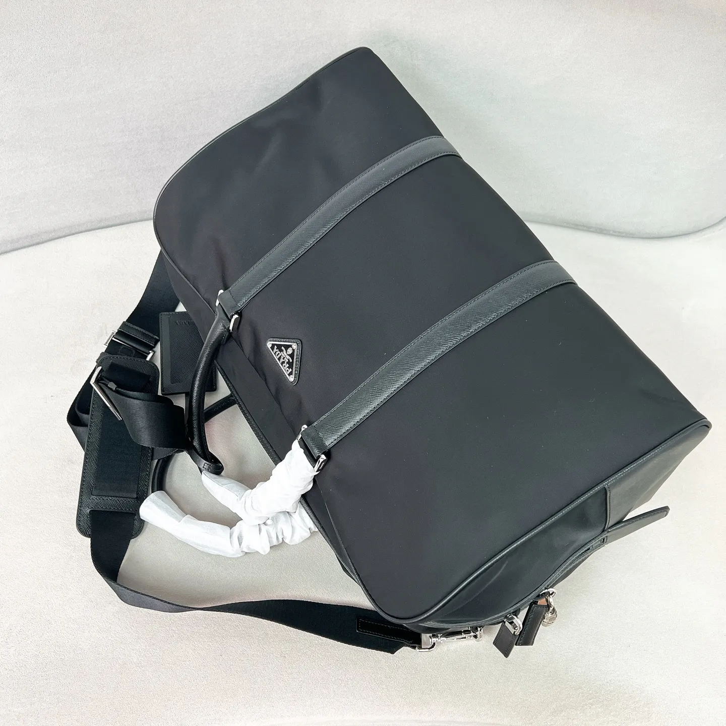 💰1520✨New product launch✨The latest nylon travel bag 2VC014 Imported parachute fabric + Saffiano cowhide Triangular enamel logo on the front Cross-grain cowhide handle Nylon is more lightweight Has a shoulder strap that can be detached at will A must-have for large-capacity travel Very convenient to carry on the plane✈ Size: 45*27*23cm Black