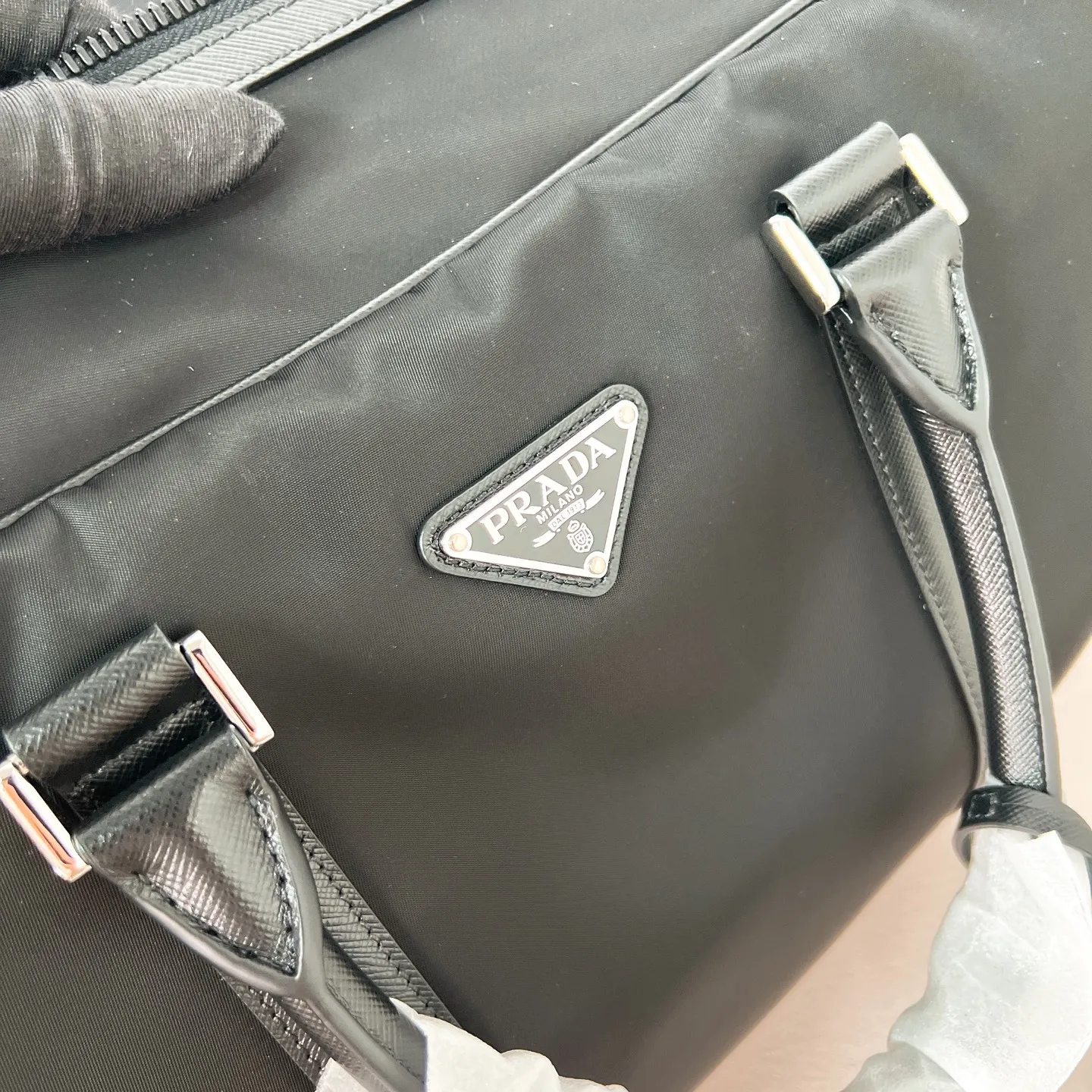 💰1520✨New product launch✨The latest nylon travel bag 2VC014 Imported parachute fabric + Saffiano cowhide Triangular enamel logo on the front Cross-grain cowhide handle Nylon is more lightweight Has a shoulder strap that can be detached at will A must-have for large-capacity travel Very convenient to carry on the plane✈ Size: 45*27*23cm Black