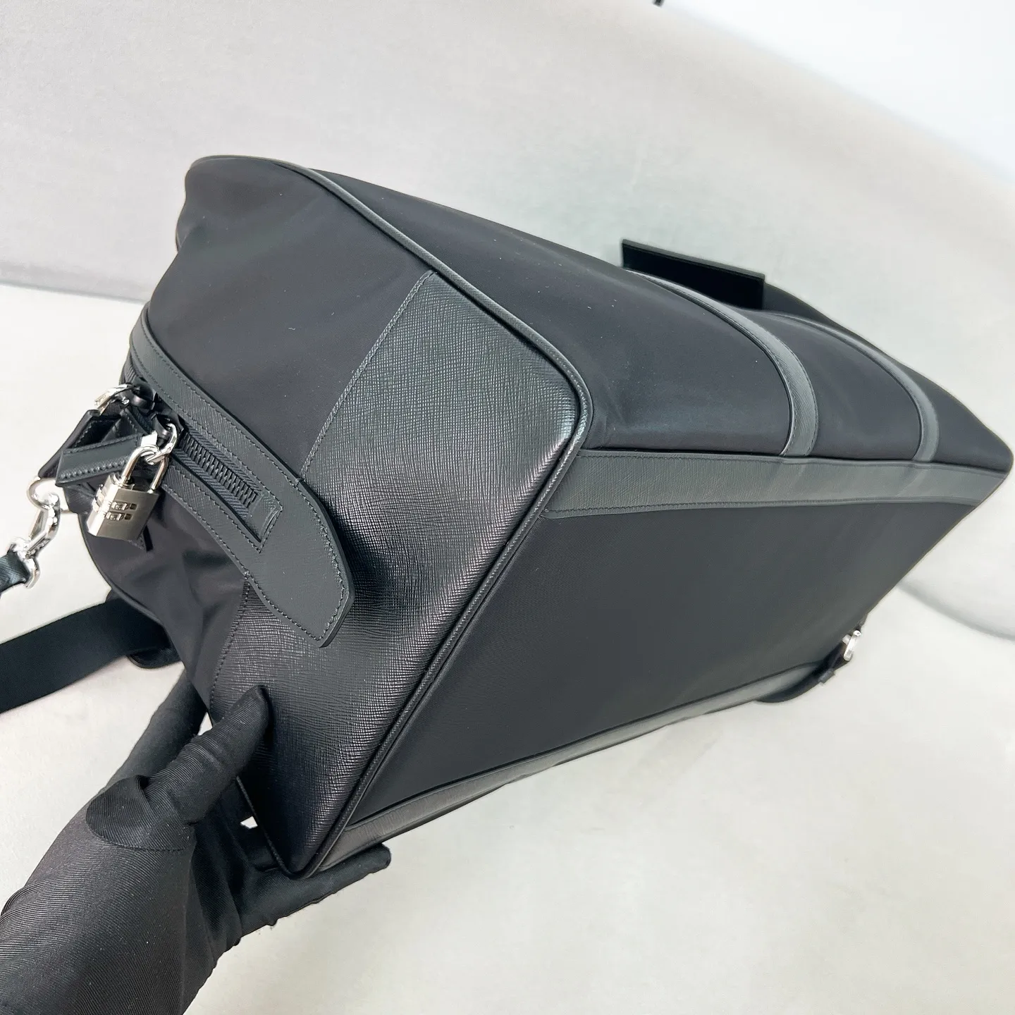 💰1520✨New product launch✨The latest nylon travel bag 2VC014 Imported parachute fabric + Saffiano cowhide Triangular enamel logo on the front Cross-grain cowhide handle Nylon is more lightweight Has a shoulder strap that can be detached at will A must-have for large-capacity travel Very convenient to carry on the plane✈ Size: 45*27*23cm Black