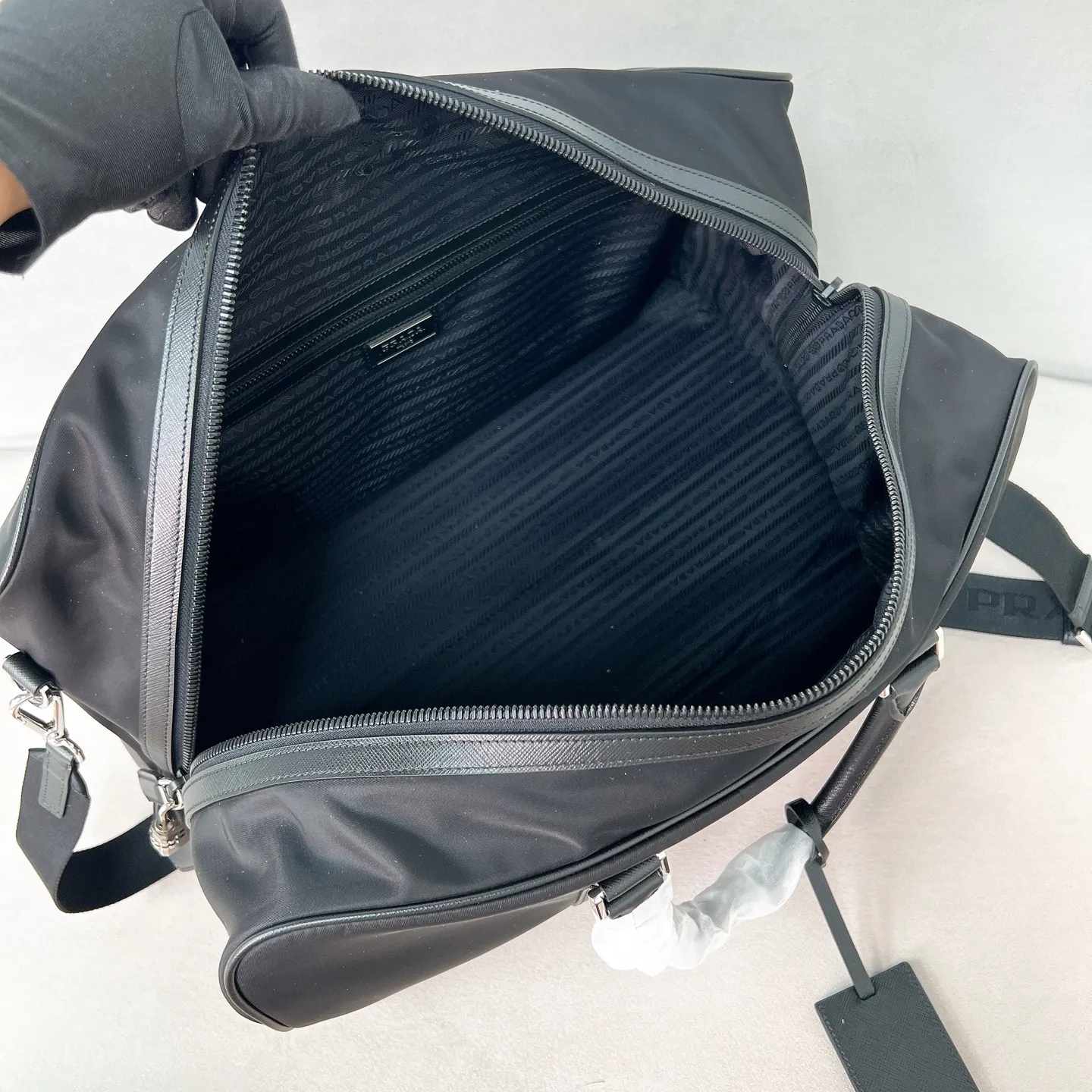 💰1520✨New product launch✨The latest nylon travel bag 2VC014 Imported parachute fabric + Saffiano cowhide Triangular enamel logo on the front Cross-grain cowhide handle Nylon is more lightweight Has a shoulder strap that can be detached at will A must-have for large-capacity travel Very convenient to carry on the plane✈ Size: 45*27*23cm Black