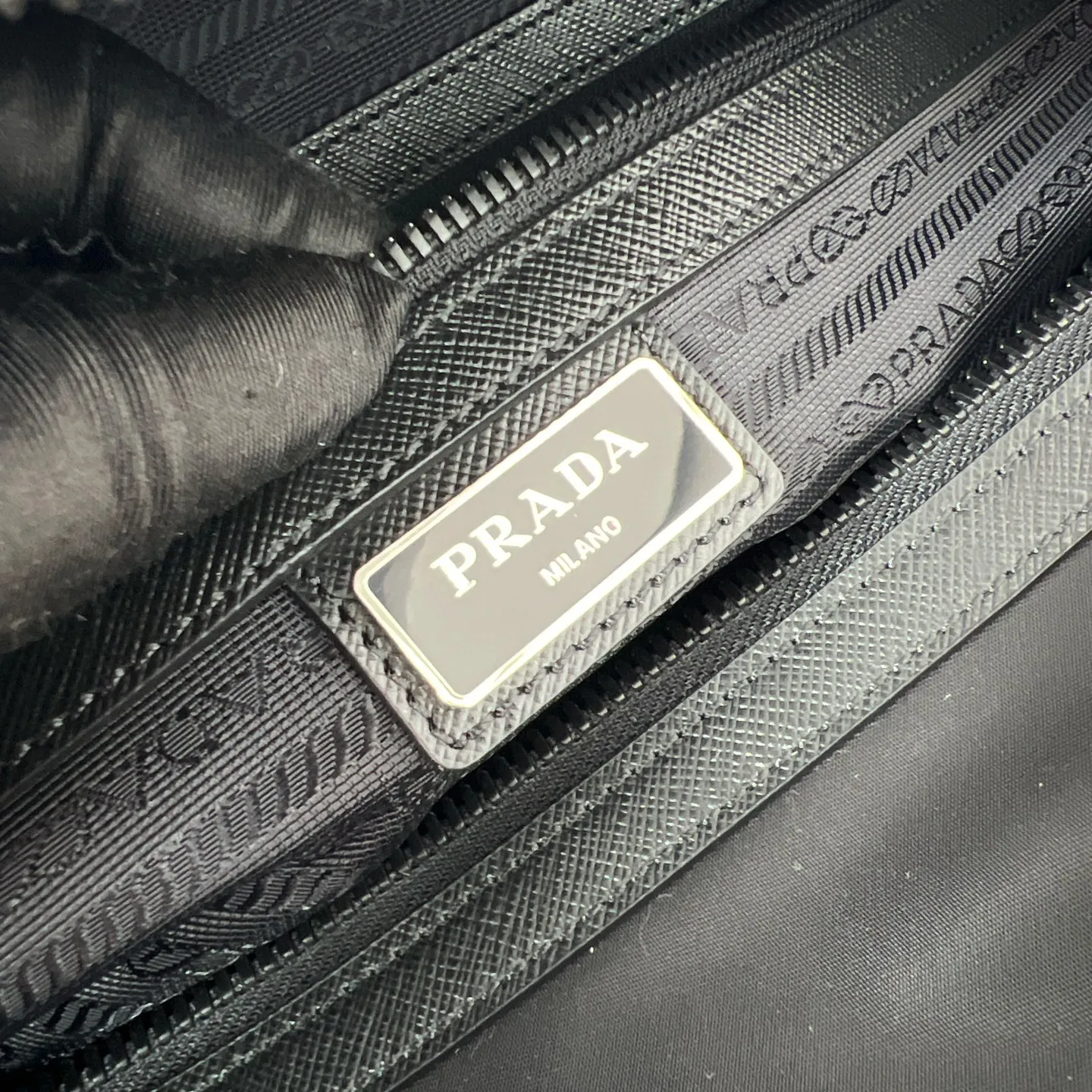 💰1520✨New product launch✨The latest nylon travel bag 2VC014 Imported parachute fabric + Saffiano cowhide Triangular enamel logo on the front Cross-grain cowhide handle Nylon is more lightweight Has a shoulder strap that can be detached at will A must-have for large-capacity travel Very convenient to carry on the plane✈ Size: 45*27*23cm Black