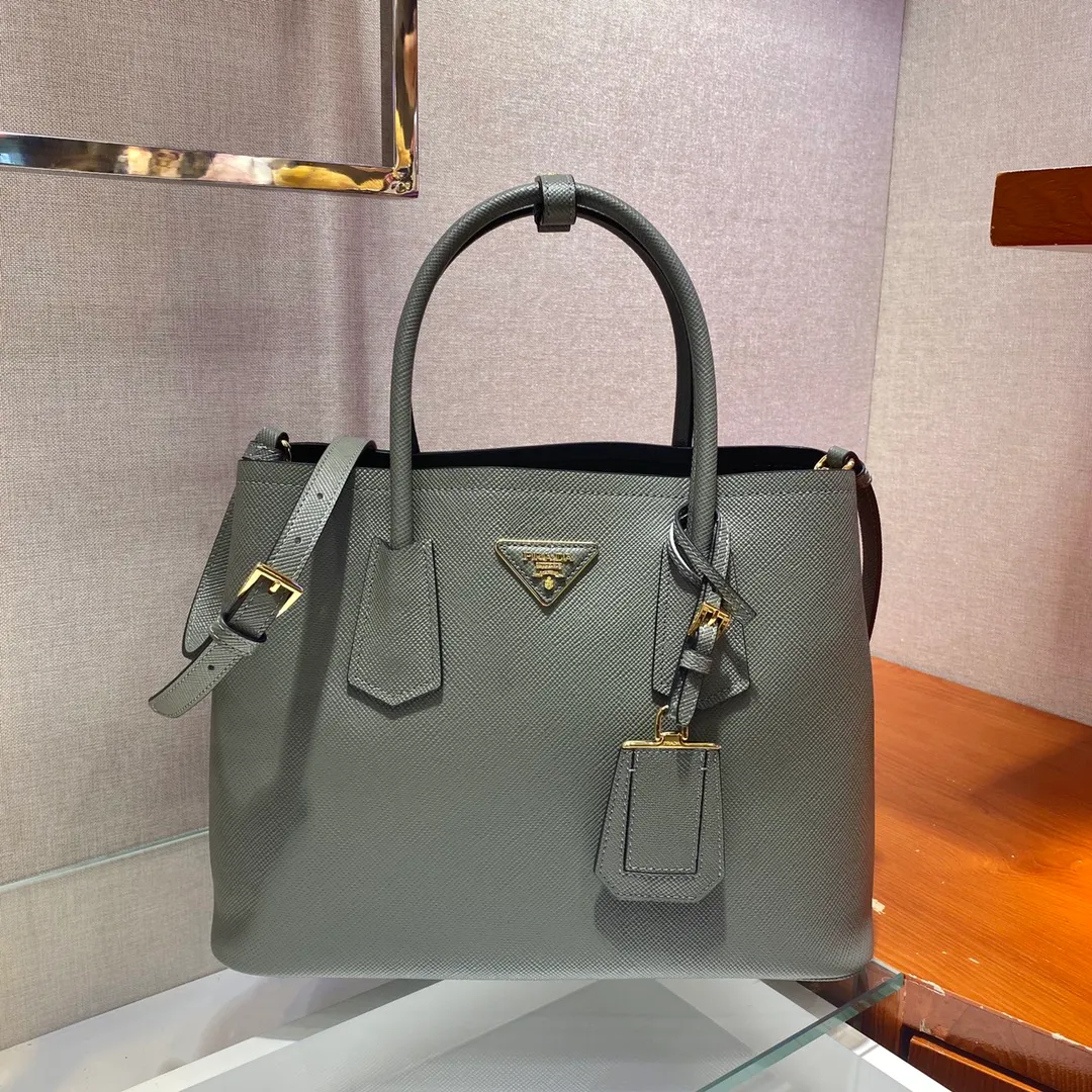 💰2040, P’s classic model 1BG775, new colors have arrived [color][color][color], fully upgraded, using imported thick cross-grain cow + contrasting calf leather inside, top brushed hardware, color matching handle, 175 OEM code, a timeless shopping bag [naughty][naughty][naughty], fashionable and generous, length 33x height 24.5x bottom 14cm