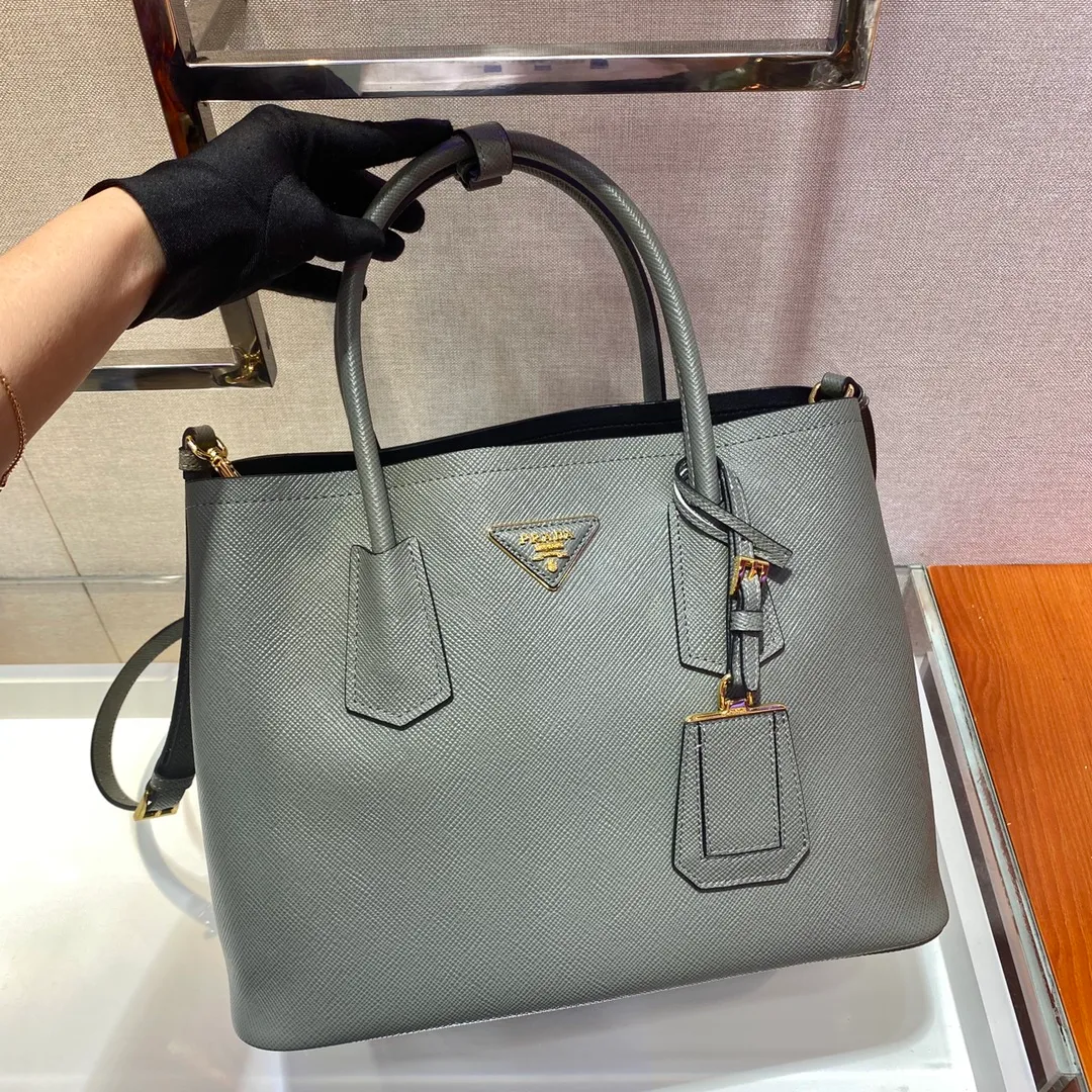 💰2040, P’s classic model 1BG775, new colors have arrived [color][color][color], fully upgraded, using imported thick cross-grain cow + contrasting calf leather inside, top brushed hardware, color matching handle, 175 OEM code, a timeless shopping bag [naughty][naughty][naughty], fashionable and generous, length 33x height 24.5x bottom 14cm