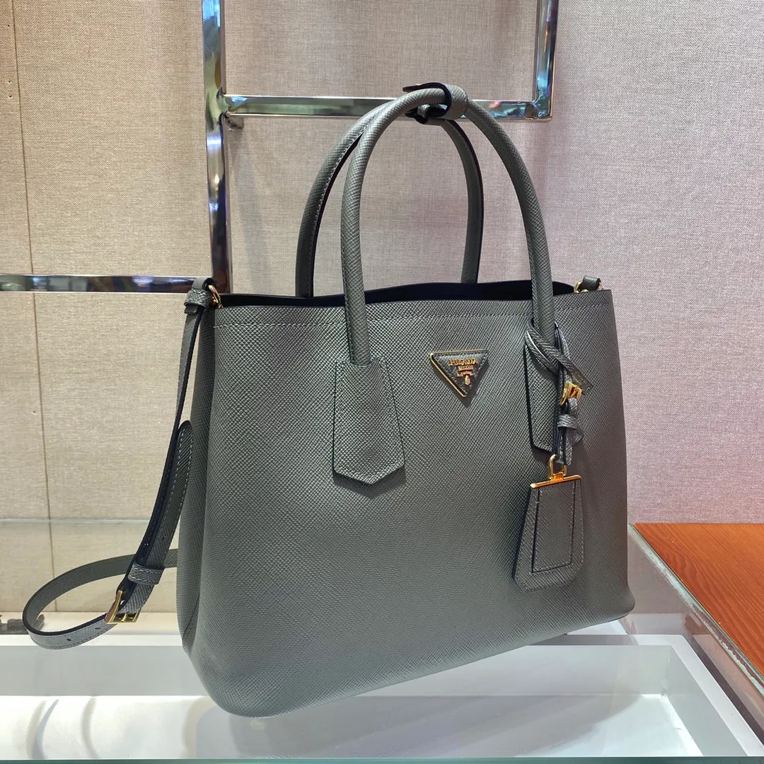 💰2040, P’s classic model 1BG775, new colors have arrived [color][color][color], fully upgraded, using imported thick cross-grain cow + contrasting calf leather inside, top brushed hardware, color matching handle, 175 OEM code, a timeless shopping bag [naughty][naughty][naughty], fashionable and generous, length 33x height 24.5x bottom 14cm
