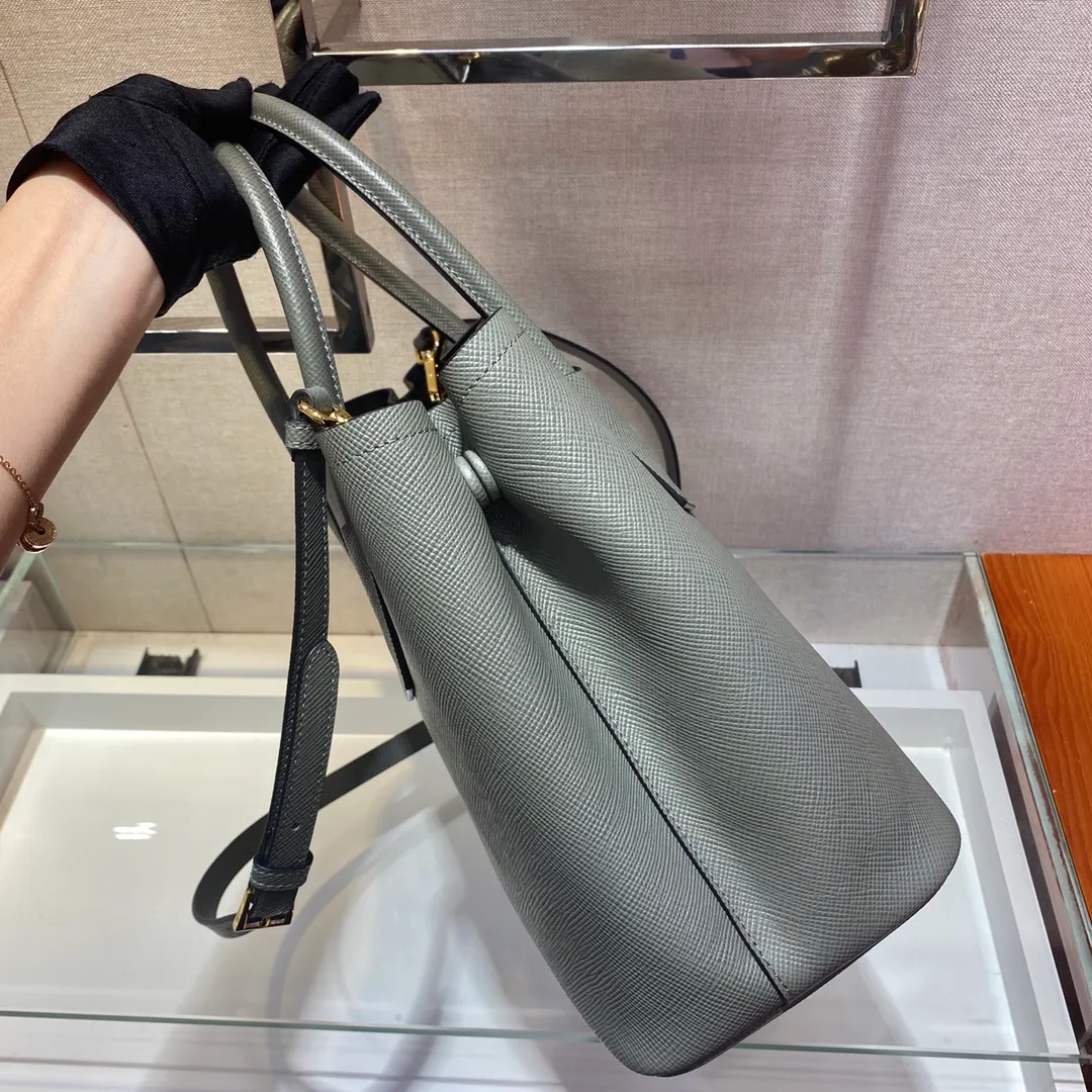 💰2040, P’s classic model 1BG775, new colors have arrived [color][color][color], fully upgraded, using imported thick cross-grain cow + contrasting calf leather inside, top brushed hardware, color matching handle, 175 OEM code, a timeless shopping bag [naughty][naughty][naughty], fashionable and generous, length 33x height 24.5x bottom 14cm