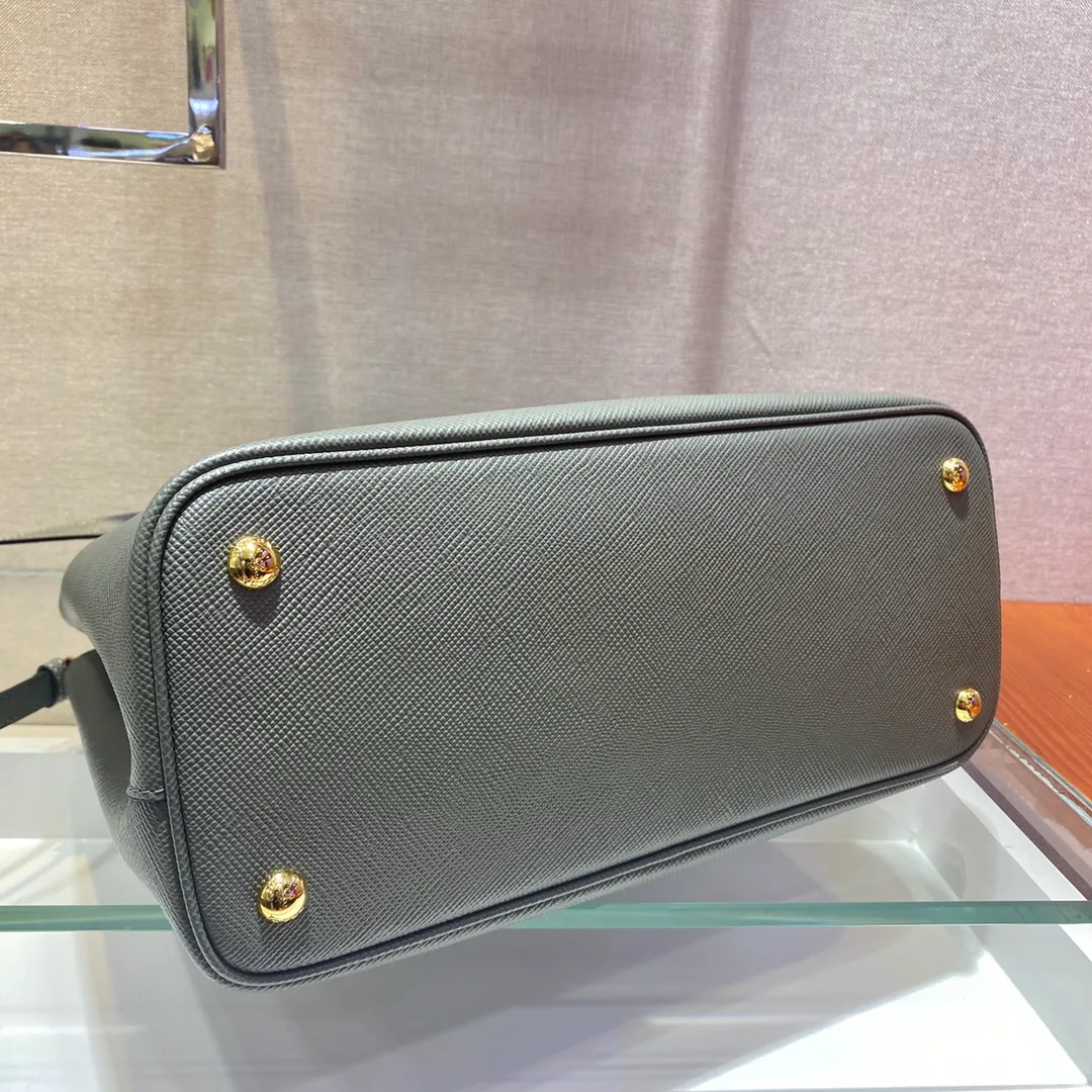 💰2040, P’s classic model 1BG775, new colors have arrived [color][color][color], fully upgraded, using imported thick cross-grain cow + contrasting calf leather inside, top brushed hardware, color matching handle, 175 OEM code, a timeless shopping bag [naughty][naughty][naughty], fashionable and generous, length 33x height 24.5x bottom 14cm
