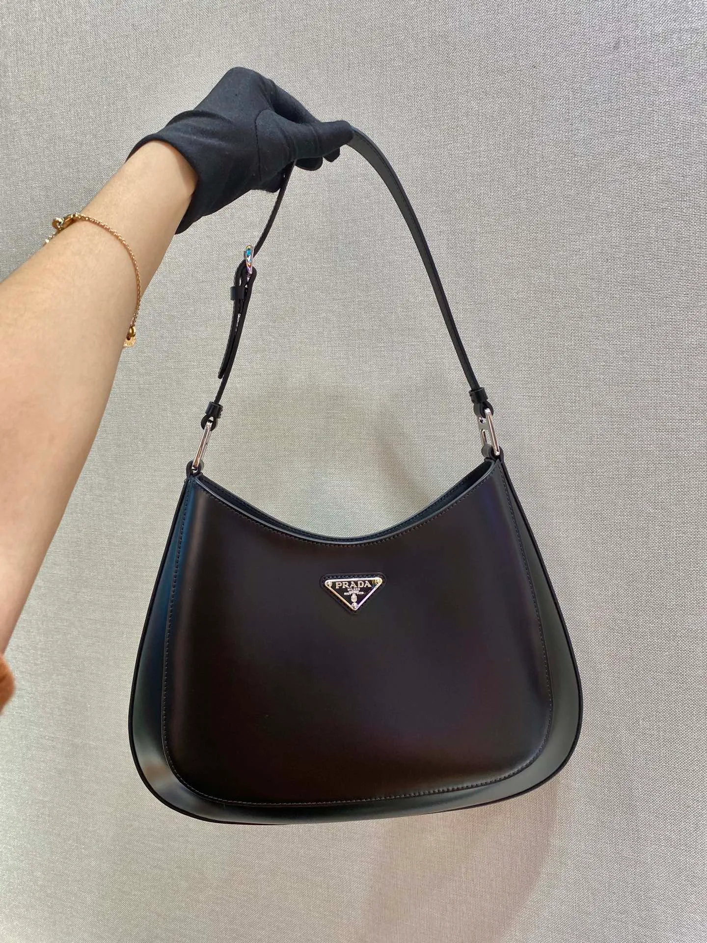 💰1320🎉New armpit bag🎉Large size🎉Large size🎉New second-hand armpit bag😘😘 This year's popular second-hand armpit bag has always been very popular. The whole leather is delicate and smooth. The special-shaped bag design is cool and fashionable. Another popular model for internet celebrity planting🙊🙊 Style number: 1BC156 Length 30x Height 18.5x Bottom 4cm