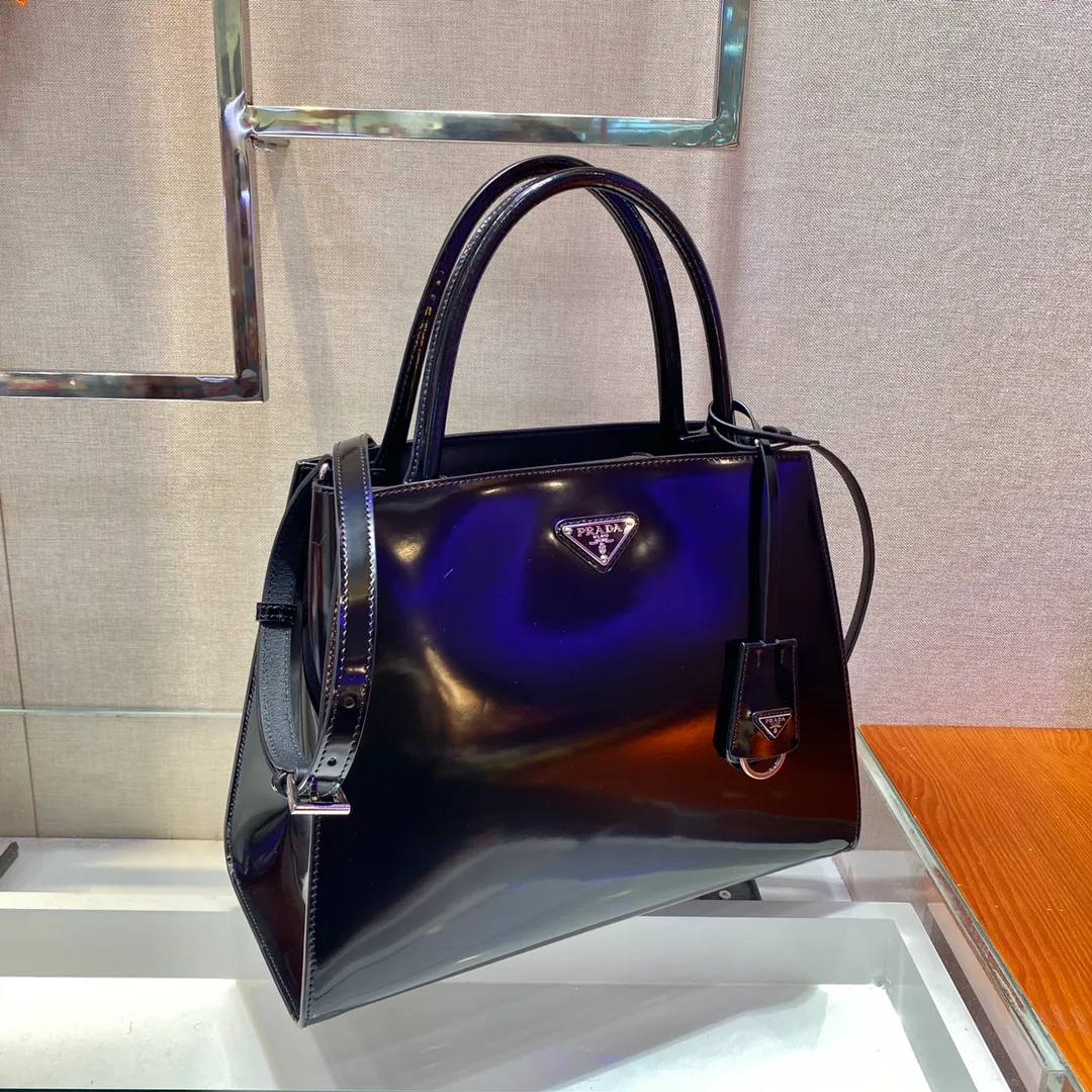 💰1800🎉New model🎉1BA321🎉New model with new leather surface🙊🙊This glossy handbag is made of iconic glossy leather, equipped with a detachable shoulder strap, top-grade hardware👍👍the latest logo hangtag, which is a unique interpretation of classic and timeless elegance. Special-shaped bag design, cool, beautiful and practical🙊🙊A bag shape that will never go out of style anytime you use it😘😘Hurry up and get it👏👏 Length 31x Height 23x Bottom 14cm