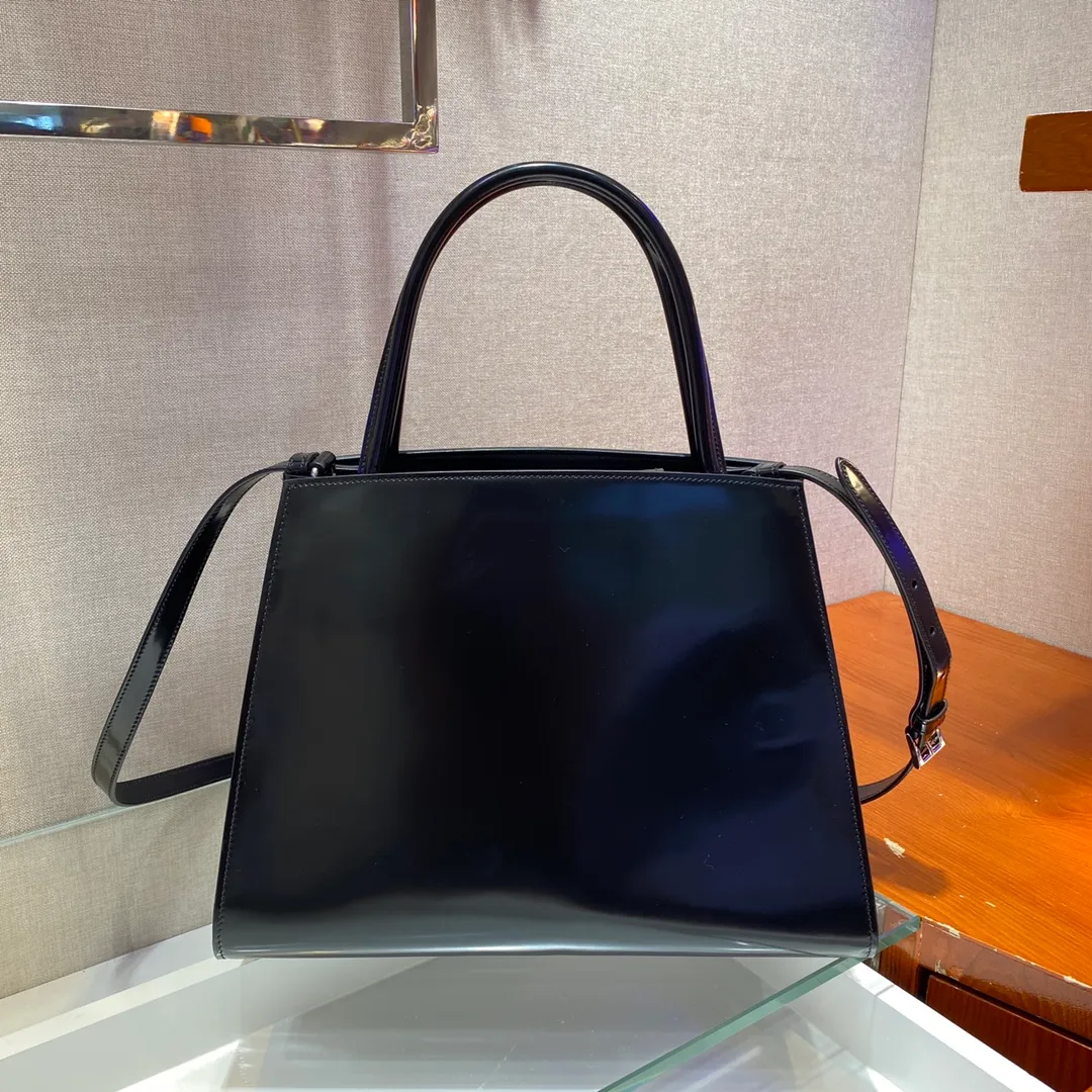 💰1800🎉New model🎉1BA321🎉New model with new leather surface🙊🙊This glossy handbag is made of iconic glossy leather, equipped with a detachable shoulder strap, top-grade hardware👍👍the latest logo hangtag, which is a unique interpretation of classic and timeless elegance. Special-shaped bag design, cool, beautiful and practical🙊🙊A bag shape that will never go out of style anytime you use it😘😘Hurry up and get it👏👏 Length 31x Height 23x Bottom 14cm