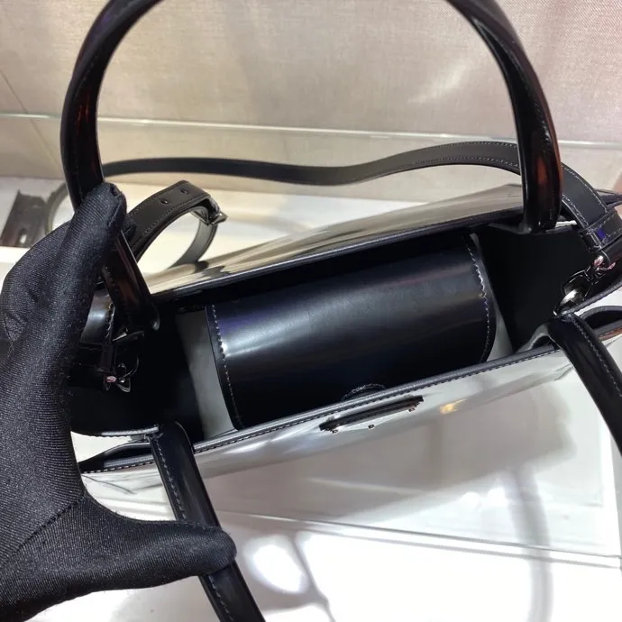 💰1800🎉New model🎉1BA321🎉New model with new leather surface🙊🙊This glossy handbag is made of iconic glossy leather, equipped with a detachable shoulder strap, top-grade hardware👍👍the latest logo hangtag, which is a unique interpretation of classic and timeless elegance. Special-shaped bag design, cool, beautiful and practical🙊🙊A bag shape that will never go out of style anytime you use it😘😘Hurry up and get it👏👏 Length 31x Height 23x Bottom 14cm