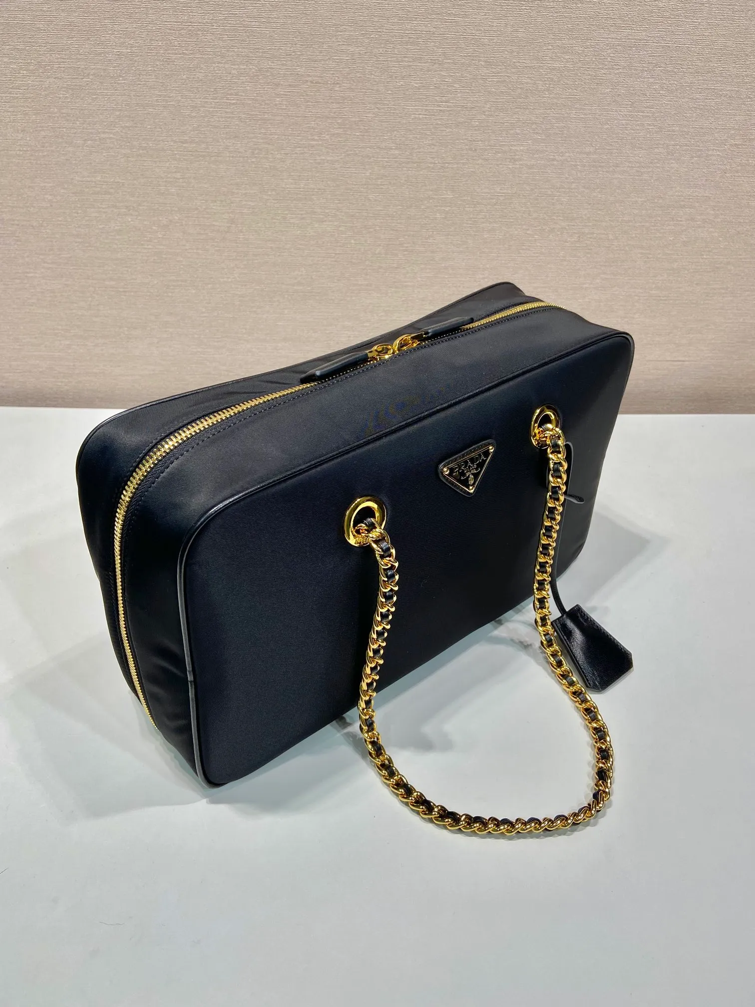 💰1440🎉New second-hand bag🎉1BB114A large🎉🎉 This second-hand bag is made of regenerated nylon, incorporating unique style elements, with exquisite calfskin details, and a velvet shoulder strap, completely subverting people's traditional perception of luxury goods. Practical design embellishments and exquisite details add a unique charm. Large capacity, practical and elegant👏Another popular style that will never go out of style🎉🎉Length 35xx, height 21.5, bottom 10cm👏👏👏🎉🎉🎉