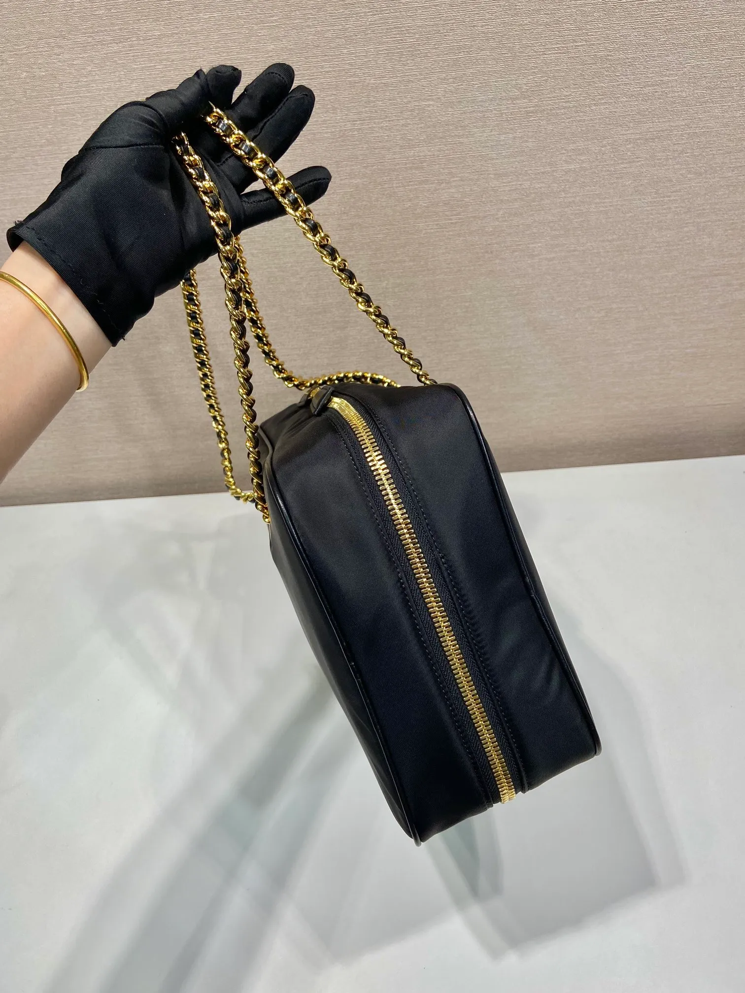 💰1440🎉New second-hand bag🎉1BB114A large🎉🎉 This second-hand bag is made of regenerated nylon, incorporating unique style elements, with exquisite calfskin details, and a velvet shoulder strap, completely subverting people's traditional perception of luxury goods. Practical design embellishments and exquisite details add a unique charm. Large capacity, practical and elegant👏Another popular style that will never go out of style🎉🎉Length 35xx, height 21.5, bottom 10cm👏👏👏🎉🎉🎉