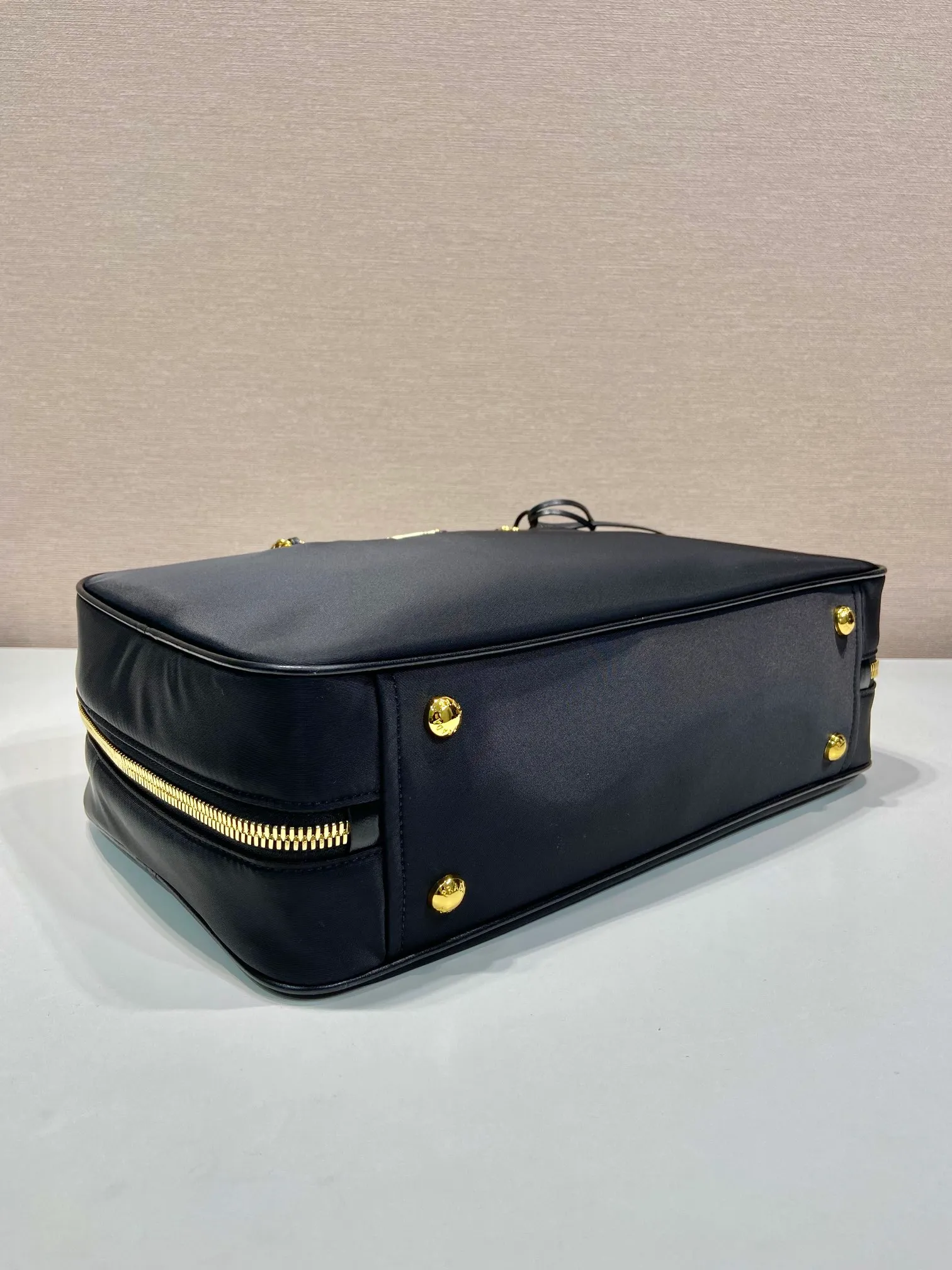 💰1440🎉New second-hand bag🎉1BB114A large🎉🎉 This second-hand bag is made of regenerated nylon, incorporating unique style elements, with exquisite calfskin details, and a velvet shoulder strap, completely subverting people's traditional perception of luxury goods. Practical design embellishments and exquisite details add a unique charm. Large capacity, practical and elegant👏Another popular style that will never go out of style🎉🎉Length 35xx, height 21.5, bottom 10cm👏👏👏🎉🎉🎉