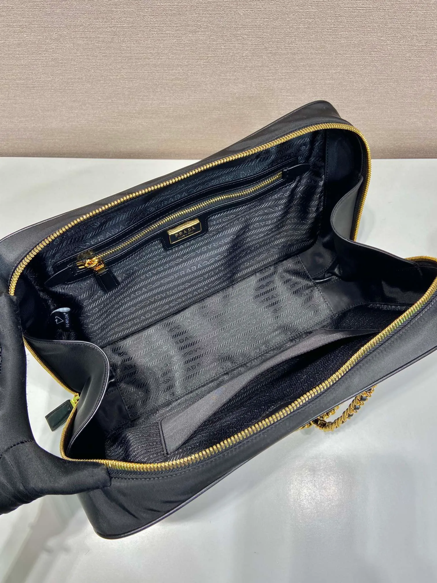 💰1440🎉New second-hand bag🎉1BB114A large🎉🎉 This second-hand bag is made of regenerated nylon, incorporating unique style elements, with exquisite calfskin details, and a velvet shoulder strap, completely subverting people's traditional perception of luxury goods. Practical design embellishments and exquisite details add a unique charm. Large capacity, practical and elegant👏Another popular style that will never go out of style🎉🎉Length 35xx, height 21.5, bottom 10cm👏👏👏🎉🎉🎉