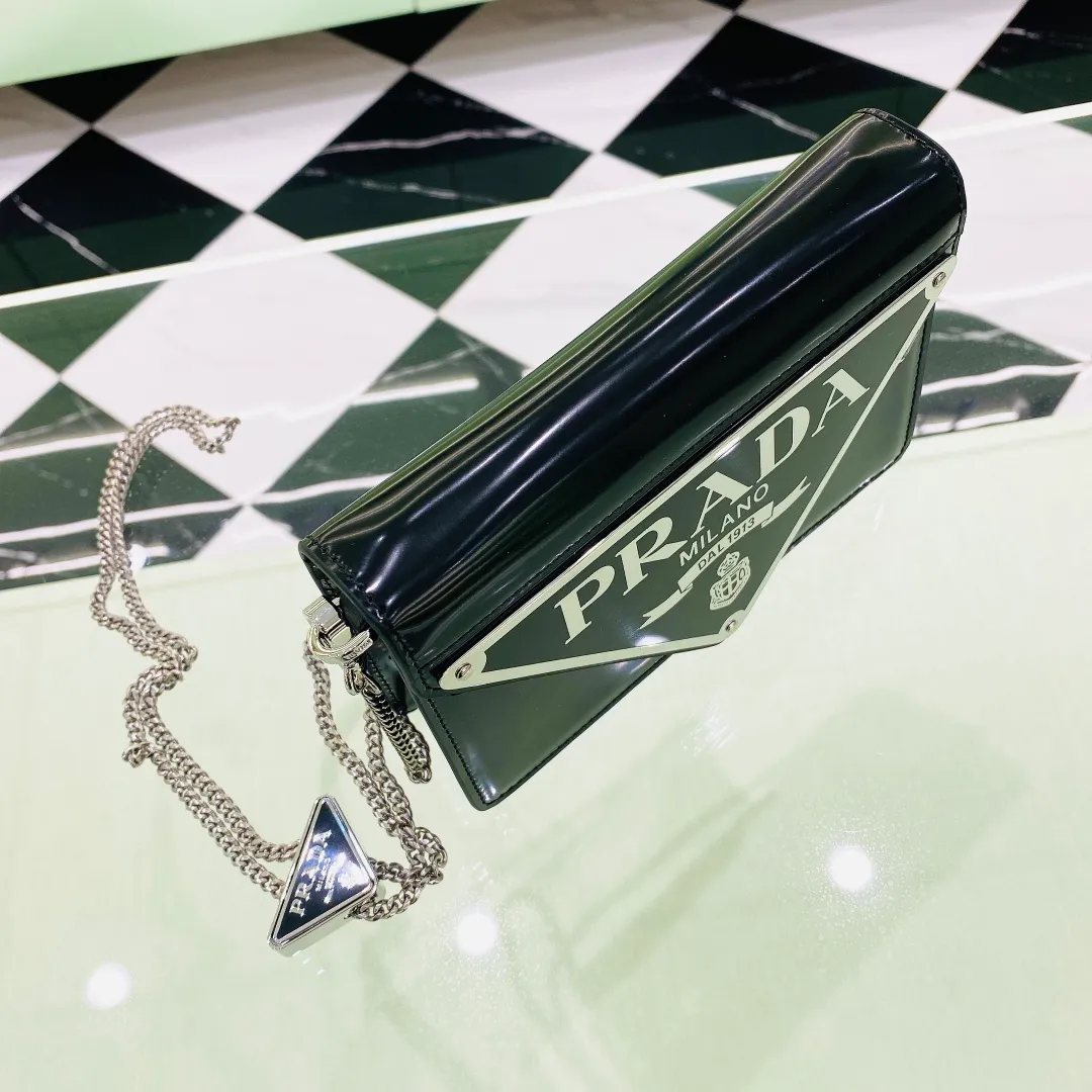 💰1320✨New product launch✨🌟New inverted triangle decorated glossy cowhide flip shoulder bag 1BH189 Novel and interesting inverted triangle metal chain with fashionable glossy cowhide Simple and elegant outline design and flip opening and closing, giving it a simple and fashionable style. It is simply great👏... The new favorite of fashion trendsetters The perfect details are comparable to those of brick cabinets Super 5🌟 Size:17*9.5*3.5cm black