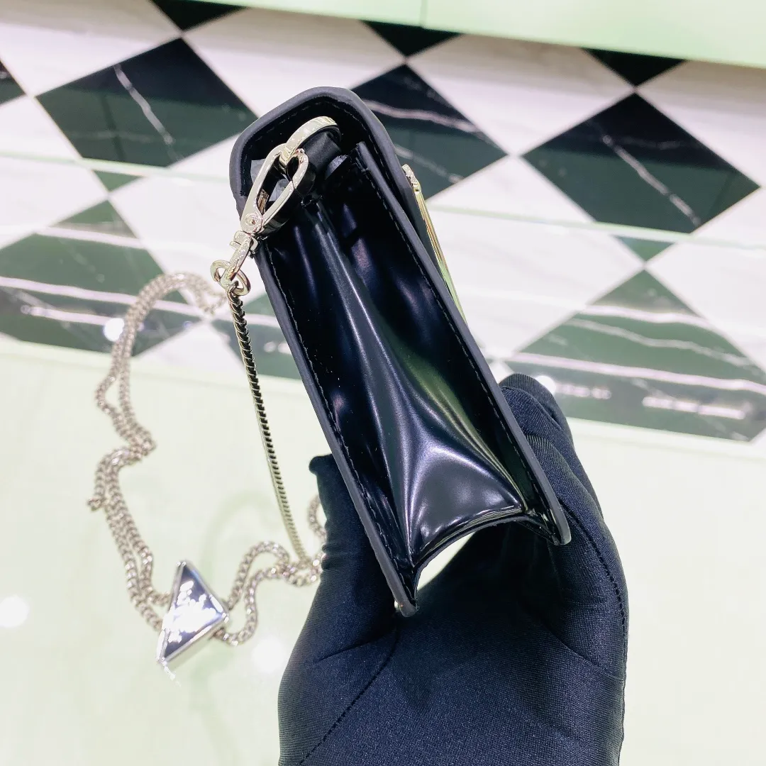 💰1320✨New product launch✨🌟New inverted triangle decorated glossy cowhide flip shoulder bag 1BH189 Novel and interesting inverted triangle metal chain with fashionable glossy cowhide Simple and elegant outline design and flip opening and closing, giving it a simple and fashionable style. It is simply great👏... The new favorite of fashion trendsetters The perfect details are comparable to those of brick cabinets Super 5🌟 Size:17*9.5*3.5cm black