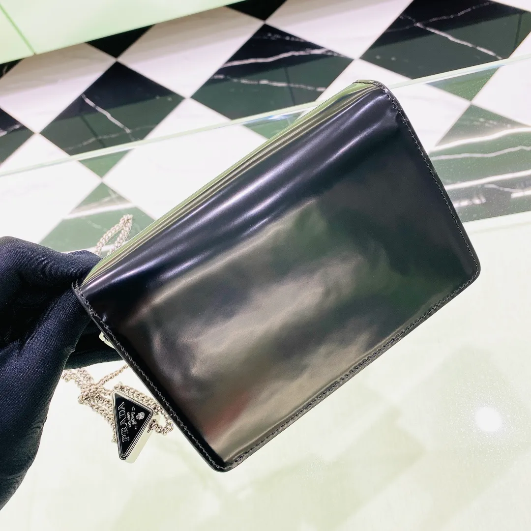 💰1320✨New product launch✨🌟New inverted triangle decorated glossy cowhide flip shoulder bag 1BH189 Novel and interesting inverted triangle metal chain with fashionable glossy cowhide Simple and elegant outline design and flip opening and closing, giving it a simple and fashionable style. It is simply great👏... The new favorite of fashion trendsetters The perfect details are comparable to those of brick cabinets Super 5🌟 Size:17*9.5*3.5cm black