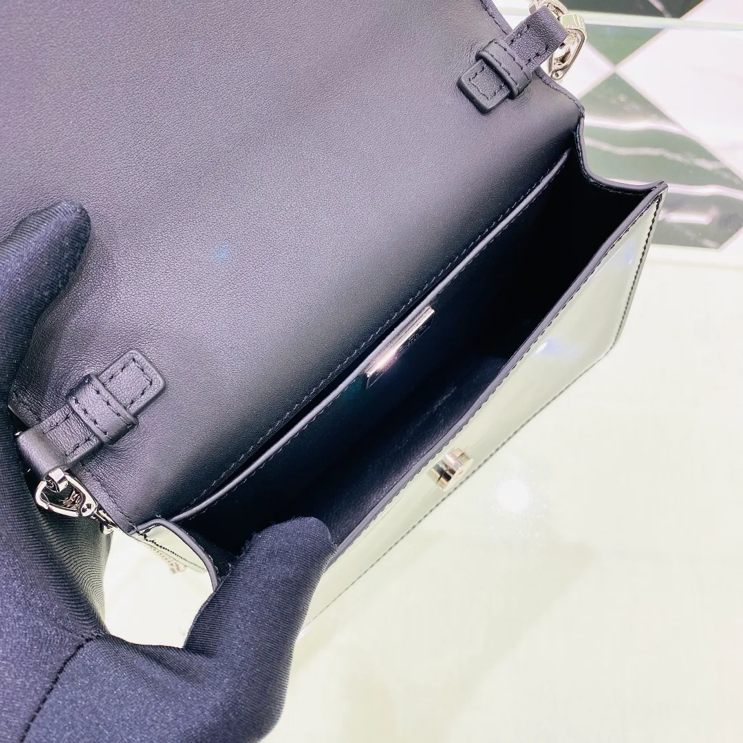 💰1320✨New product launch✨🌟New inverted triangle decorated glossy cowhide flip shoulder bag 1BH189 Novel and interesting inverted triangle metal chain with fashionable glossy cowhide Simple and elegant outline design and flip opening and closing, giving it a simple and fashionable style. It is simply great👏... The new favorite of fashion trendsetters The perfect details are comparable to those of brick cabinets Super 5🌟 Size:17*9.5*3.5cm black