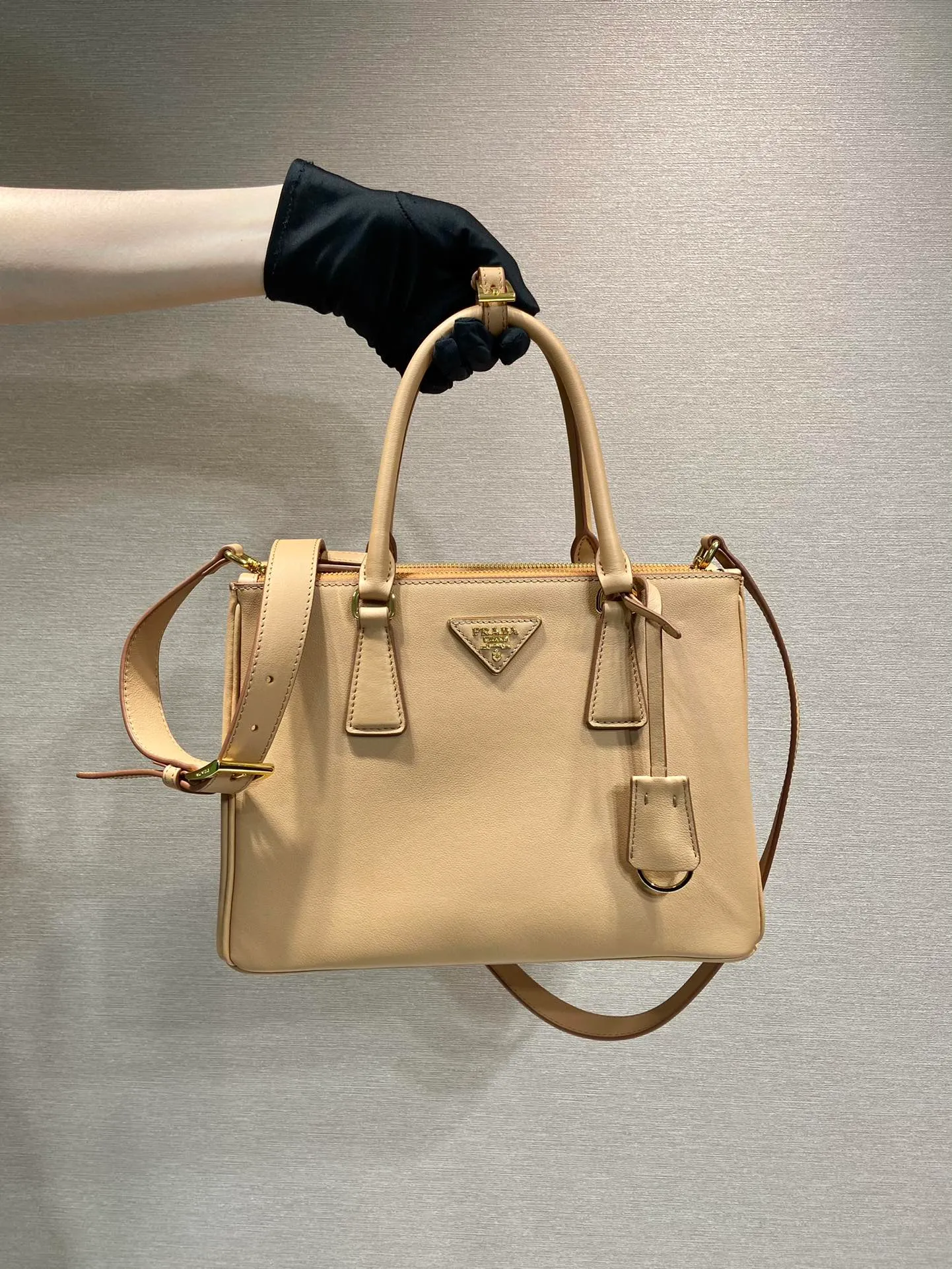 💰1840🎉New killer bag🎉1BA863 medium plain style🎉🎉 This classic popular style is designed with new material calfskin and lambskin interior🎉🎉Featuring classic three compartments and gold metal hardware accessories, Equipped with a detachable calfskin long shoulder strap, it can be carried by hand or shoulder. It is practical and fashionable. Baby, hurry up and get it🎉🎉 Length 28x Height 20x Bottom 12cm🎉🎉🎉💰💰💰