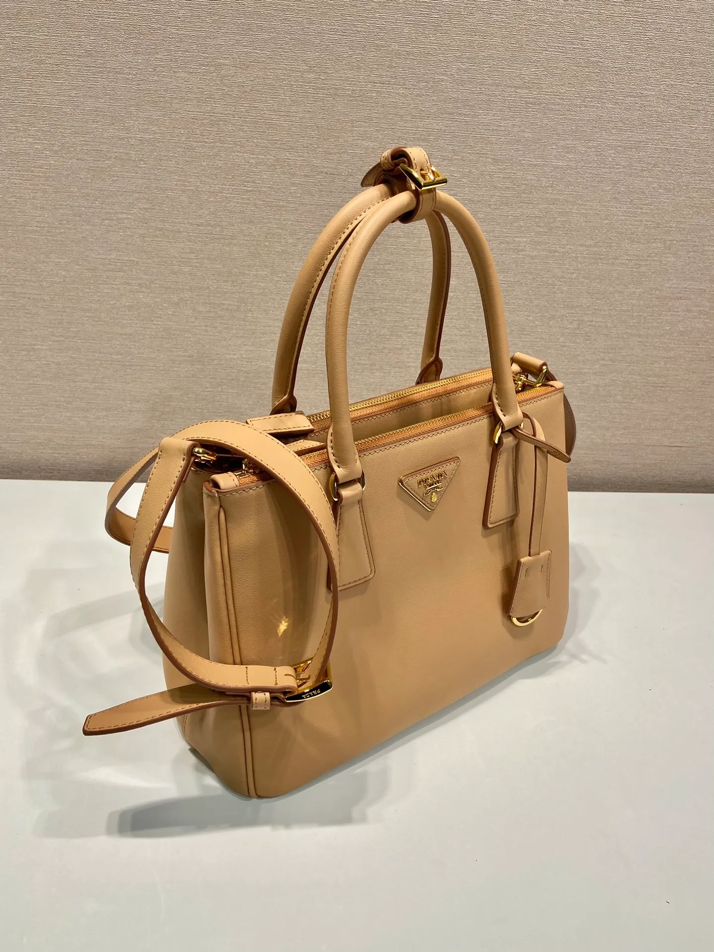 💰1840🎉New killer bag🎉1BA863 medium plain style🎉🎉 This classic popular style is designed with new material calfskin and lambskin interior🎉🎉Featuring classic three compartments and gold metal hardware accessories, Equipped with a detachable calfskin long shoulder strap, it can be carried by hand or shoulder. It is practical and fashionable. Baby, hurry up and get it🎉🎉 Length 28x Height 20x Bottom 12cm🎉🎉🎉💰💰💰