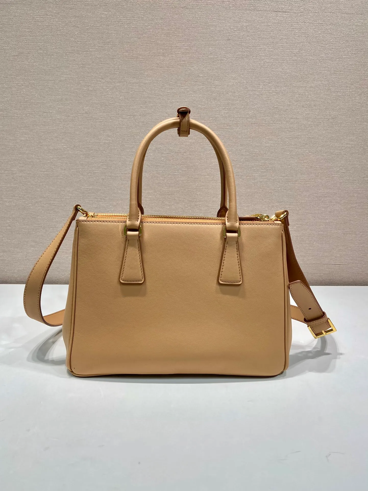 💰1840🎉New killer bag🎉1BA863 medium plain style🎉🎉 This classic popular style is designed with new material calfskin and lambskin interior🎉🎉Featuring classic three compartments and gold metal hardware accessories, Equipped with a detachable calfskin long shoulder strap, it can be carried by hand or shoulder. It is practical and fashionable. Baby, hurry up and get it🎉🎉 Length 28x Height 20x Bottom 12cm🎉🎉🎉💰💰💰